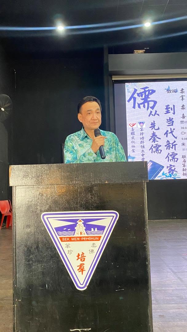 拿督陈振福于开幕仪式中发表讲话,感谢县内华校同道的信任,并宣布培群独中将兴建多功能现代化体育场,展现推动全人教育的坚定承诺。