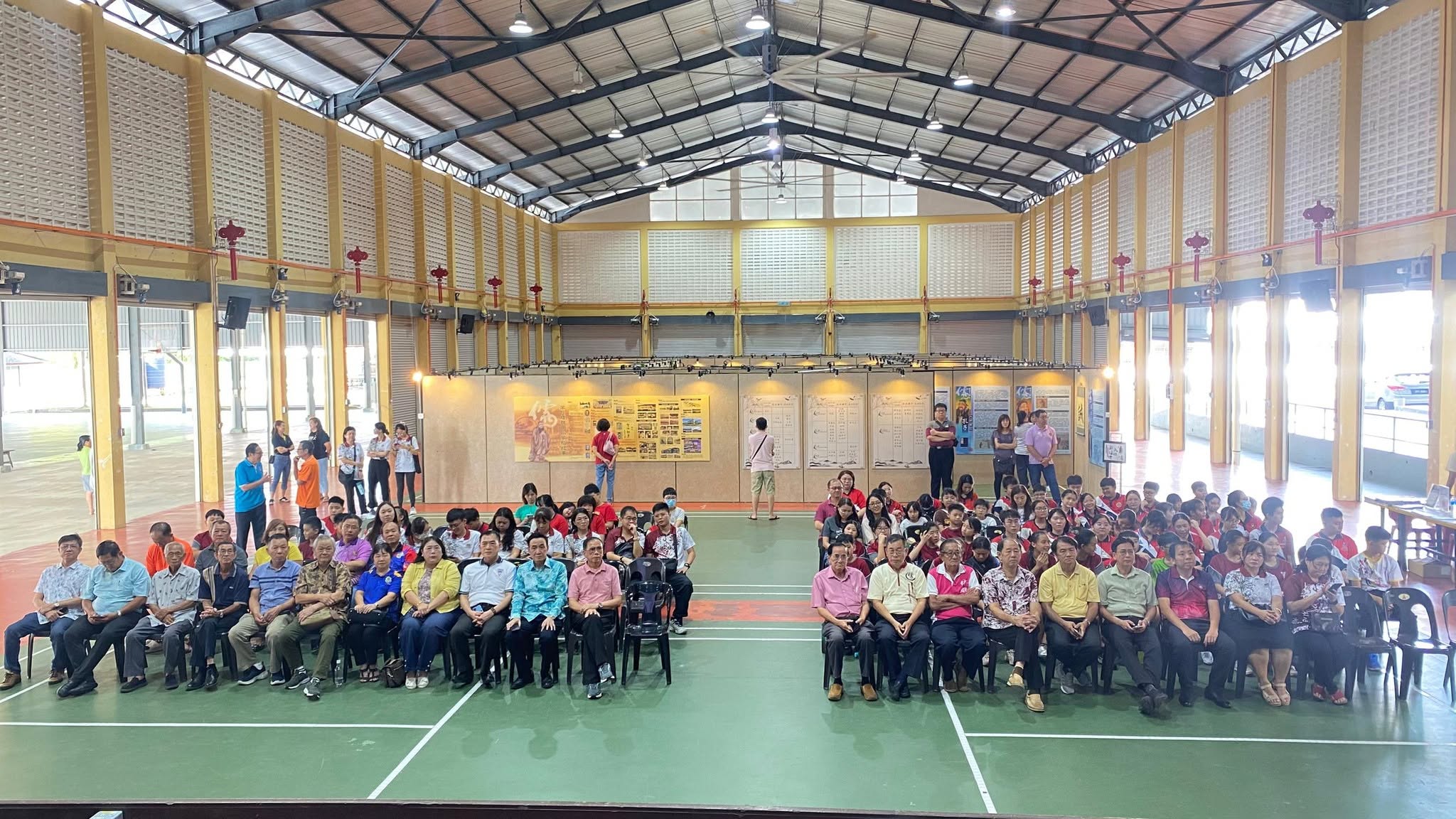 全体与会者于儒学展开幕式后大合照留影。现场座无虚席,来自笨珍县各华小与北干那那国中等多所学校的师生齐聚一堂,展现文化教育共同体的实践成果。