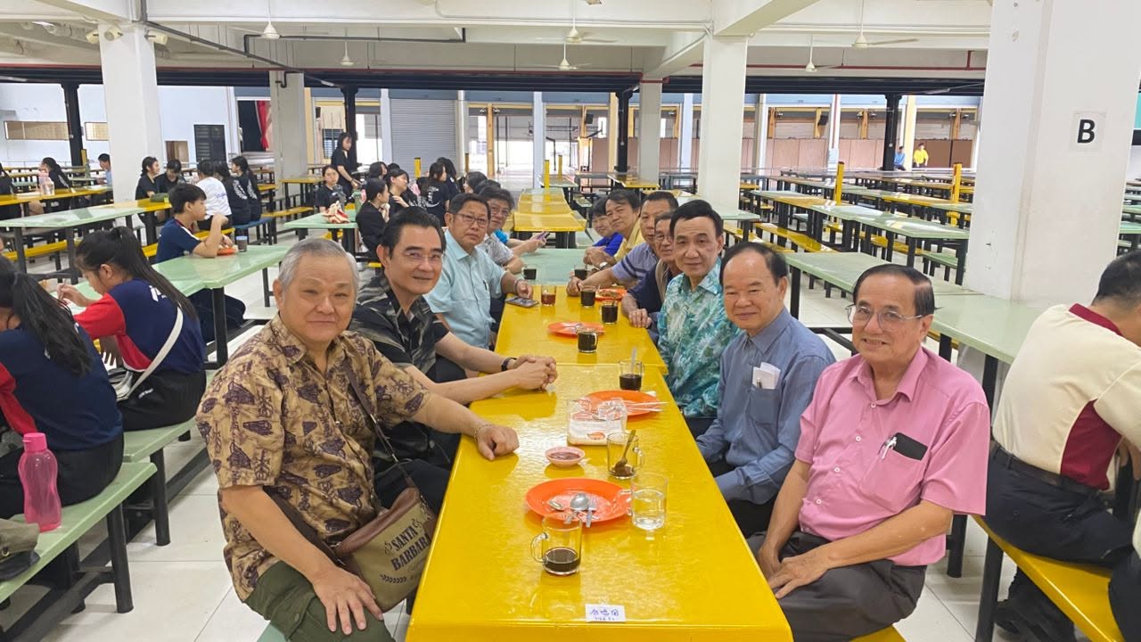 柔佛州华校董教联合会主席陈大锦(右二)准时莅临现场,受到署理董事长拿督陈振福(右三)及培群独中法律顾问暨教育优化工程小组主任罗日良律师(左二)的热烈迎接!25间华小董事长及家协成员也陆续抵达,并于儒家展观览暨启动仪式前,在食堂共进早餐。左一为乐山学校副董事长刘茂章,左三为乐育二校董事长罗英福。