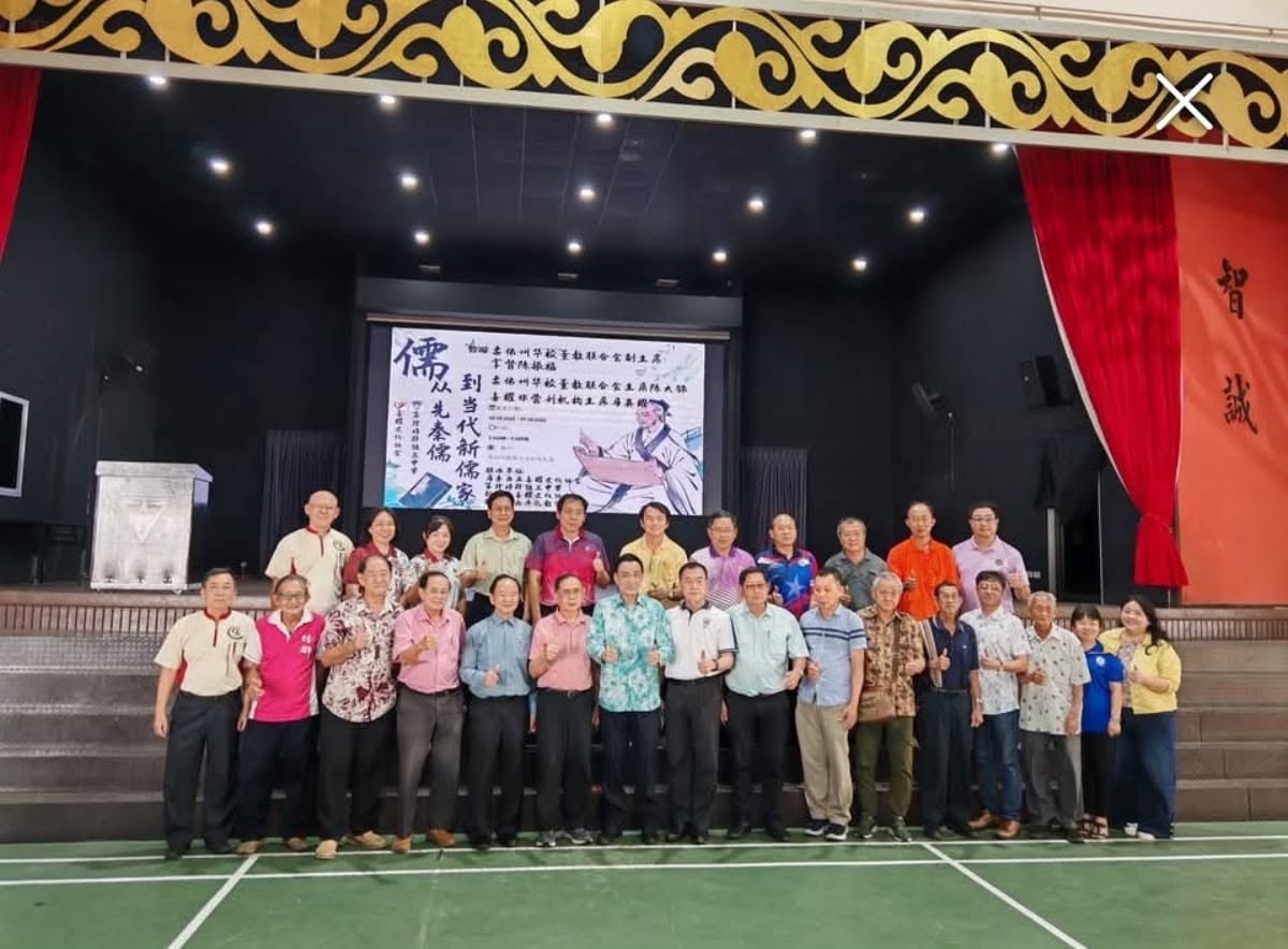 开幕人陈大锦(左四)仪式过后与工委会成员、小学董事长、校长及教职员及家协成员来个大合照。