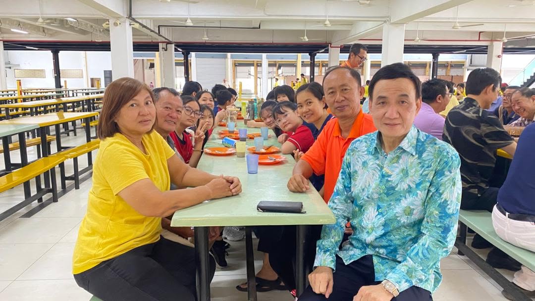 培群独中署理董事长拿督陈振福(右一),培群独中董事董事暨培侨副董事长陈世文村长。 左一及二为培群独中董事暨培侨学校董事长陈亚聚及夫人。