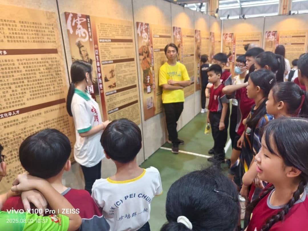 培群独中导览员耐心为观览的小学生们讲解儒家各历史人物。
