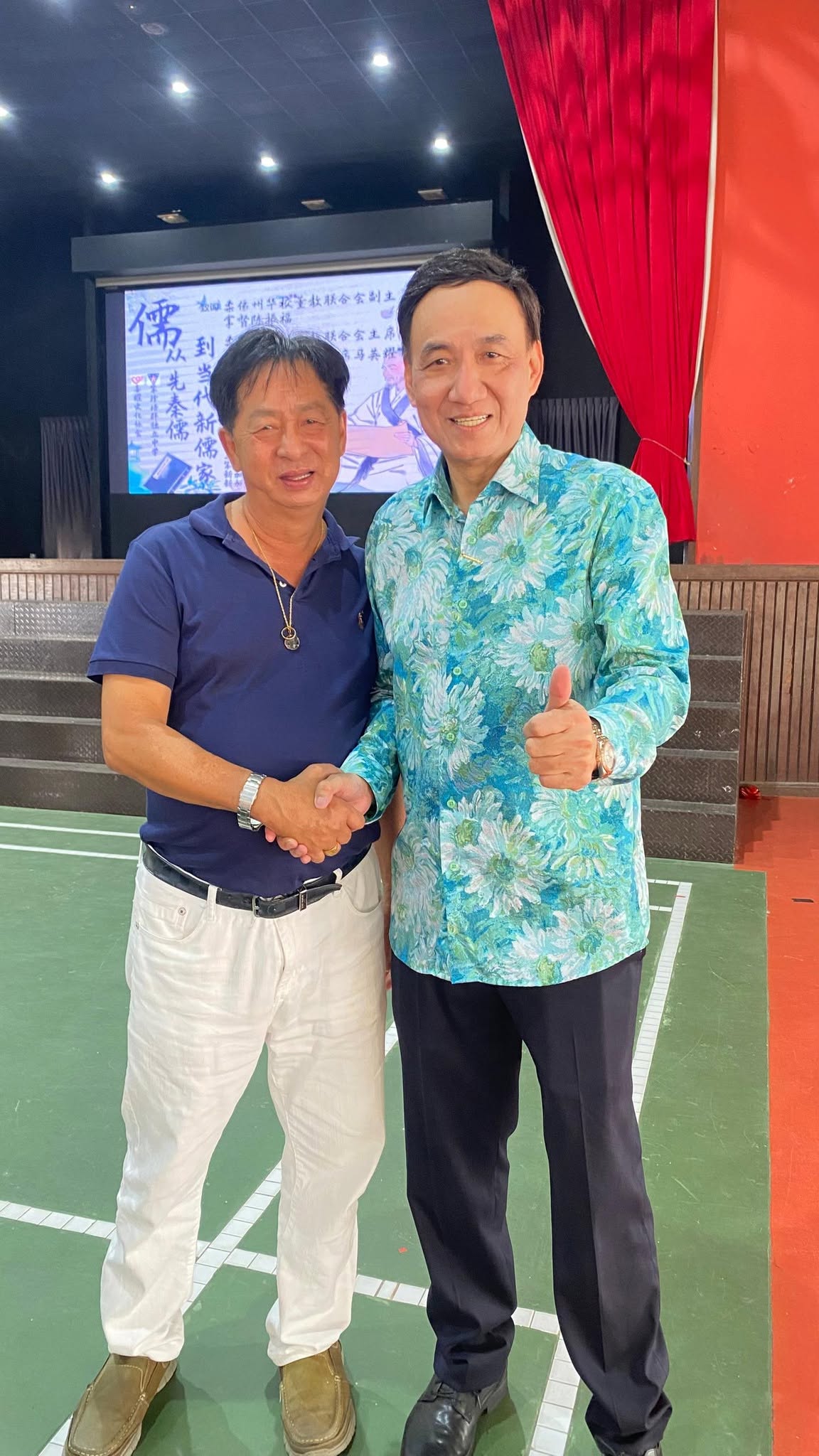 新任笨珍县发展华小工委会主席拿督陈振福(右)与培华学校董事长陈沐杰(左)相见欢!