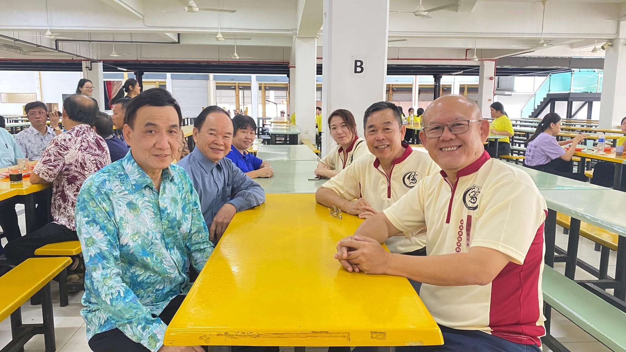 柔佛州华校董教联合会主席陈大锦(左二)、培群独中署理董事长拿督陈振福(左一)、喜耀文化协会领导(右排),在儒家展观览启动仪式前于食堂共进早餐。