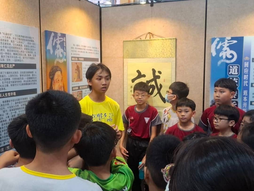 培群独中导览员耐心为观览的小学生们讲解儒家各历史人物。