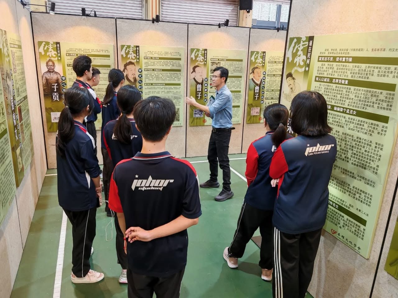 图书馆主任李文辉亲自上阵,导览学生参观儒家展