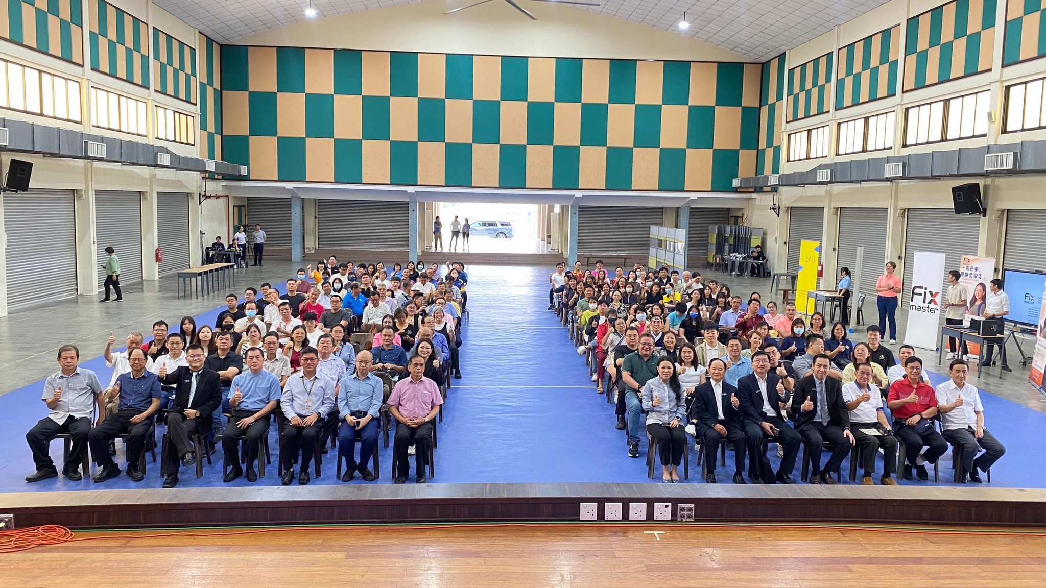 居銮中华中学礼堂举办“AI教育盛会——AI思维课程推介礼”，全场e座无虚席，逾150位教育工作者齐聚一堂，共同见证AI教育新时代的来临。