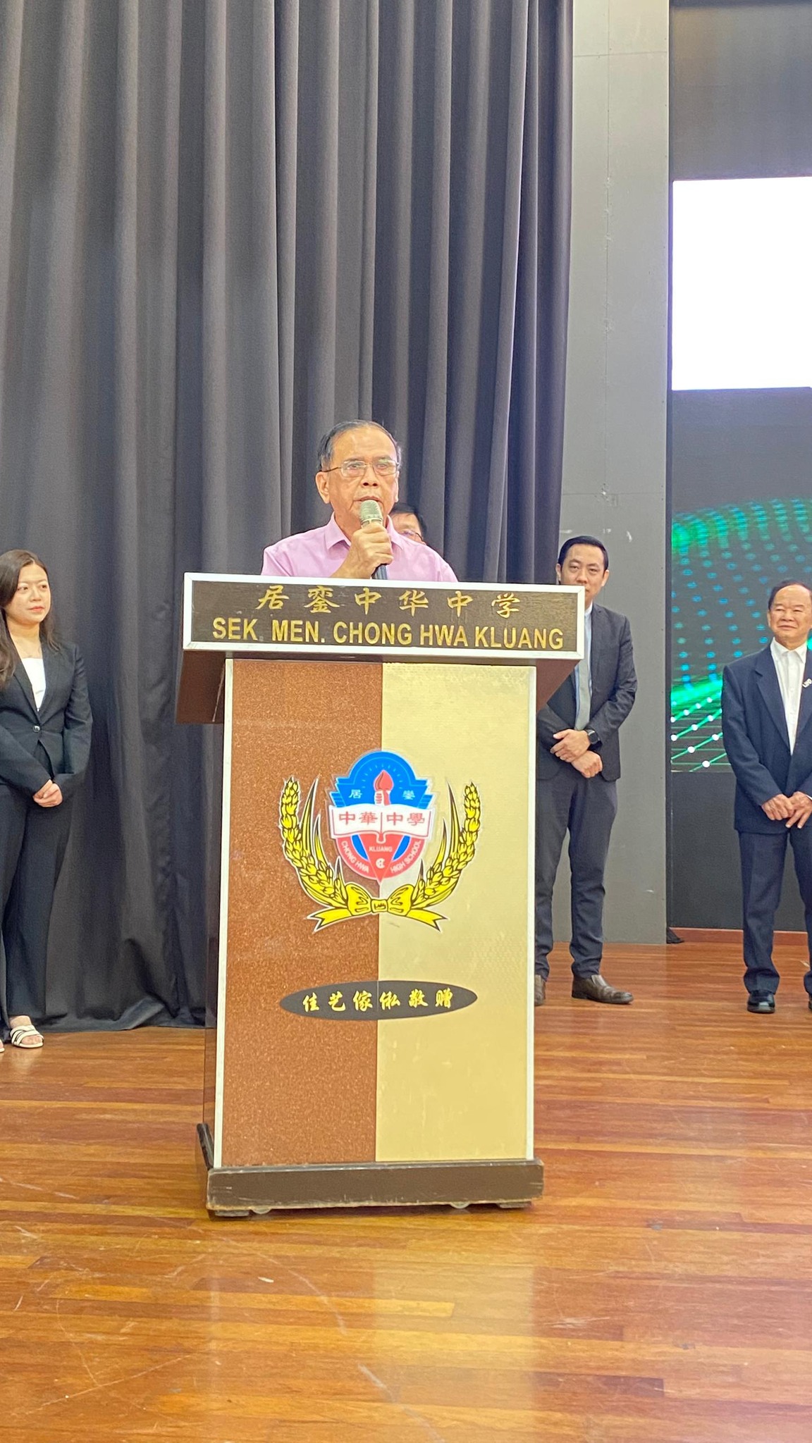 林青赋董事长代表培群独中上台发表讲话，阐述“科技与人文并重”的教育理念，强调AI教育应以人为本、以德为先。