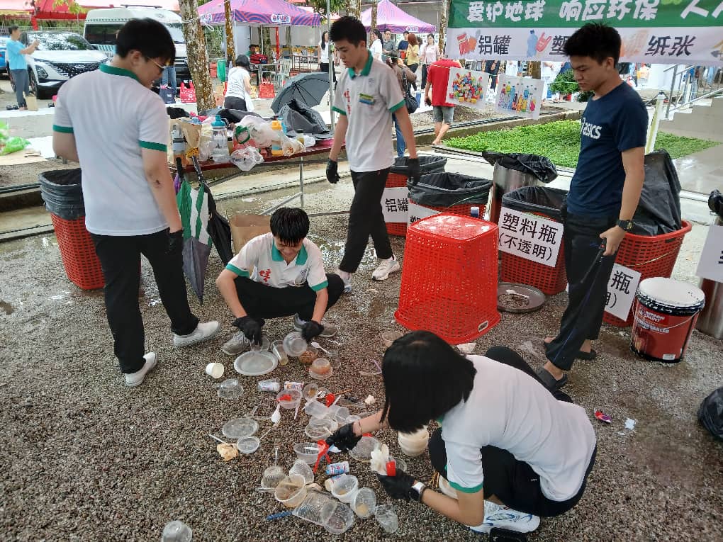 学生将垃圾与可回收的物品进行分类