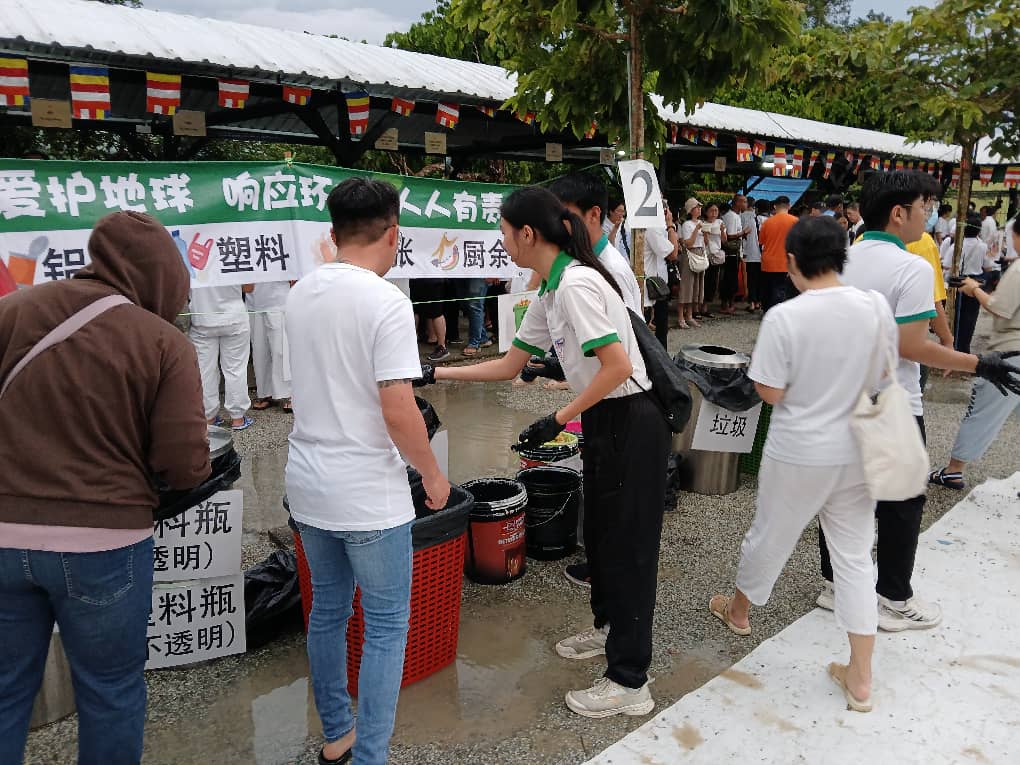 学生协助大众进行垃圾分类