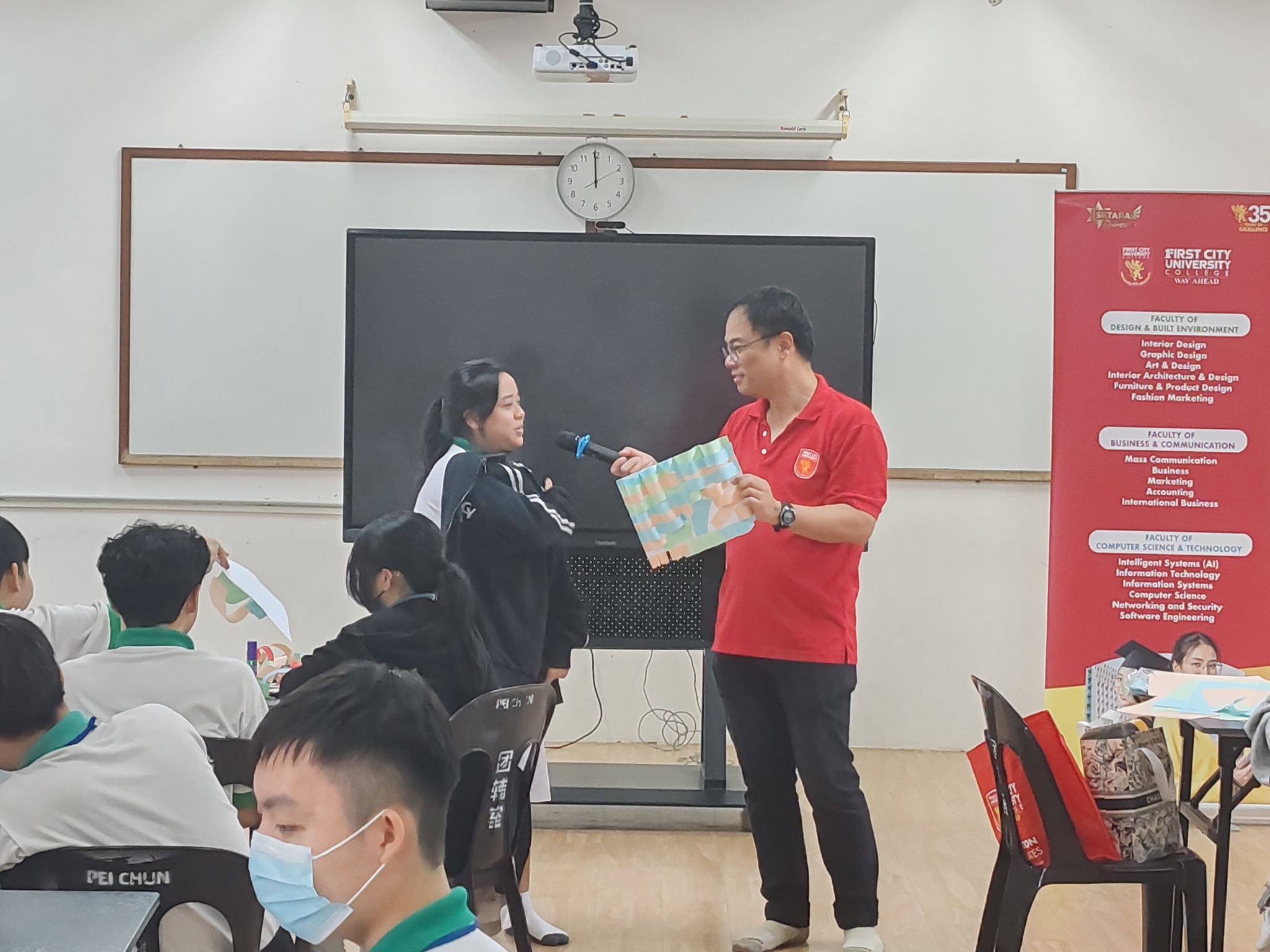 学生上台分享作品。