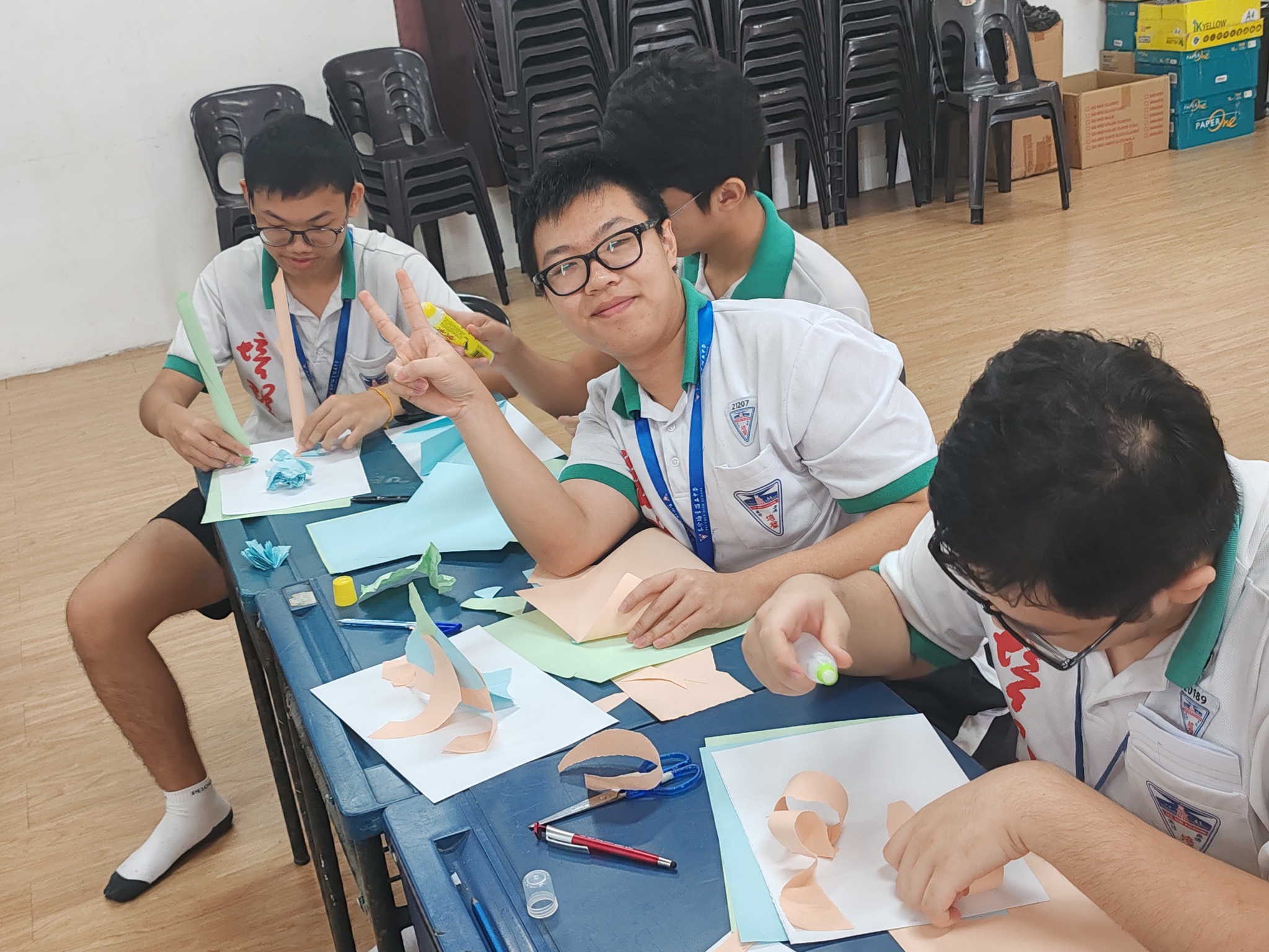 各组学生积极投入创作过程。
