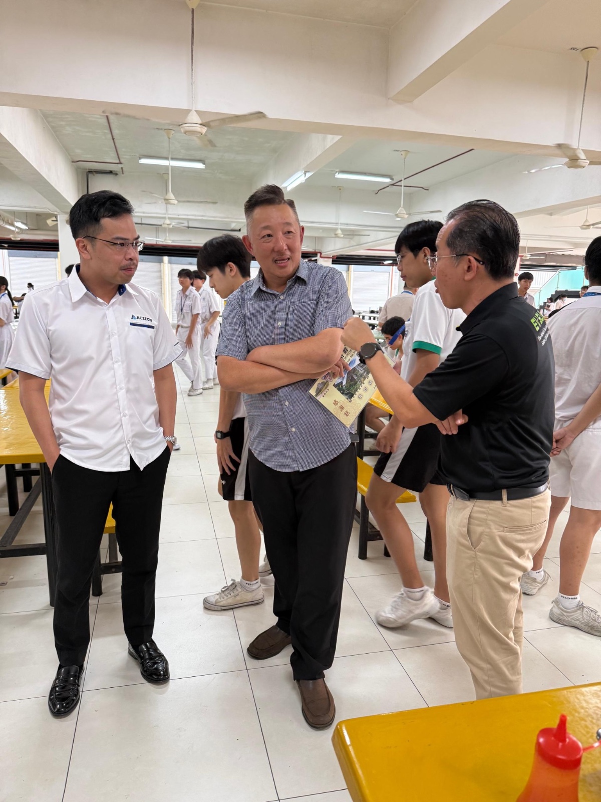 EV Sun、TAMASEK GROUP 与ACZEON PROPERTIES GROUP (诚信地产集团)代表走访食堂，巡视校园，交流灯具安装计划。