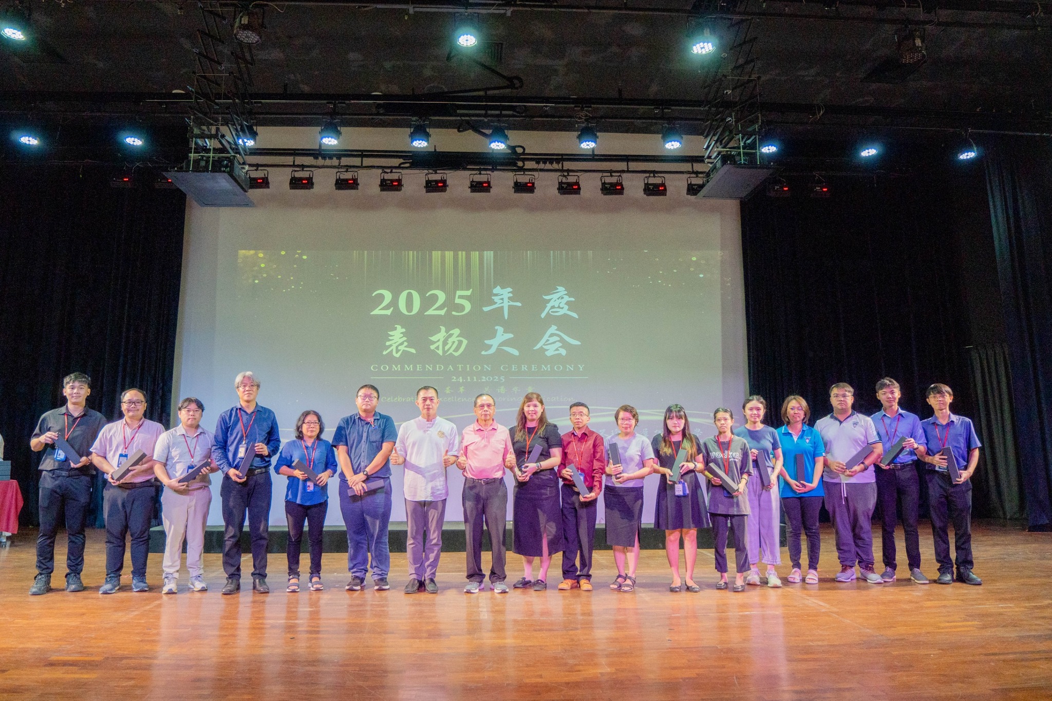 仪式上，也针对全体顾问老师与指导老师，给予颁赠礼品，感谢老师们过去的协助督导与付出