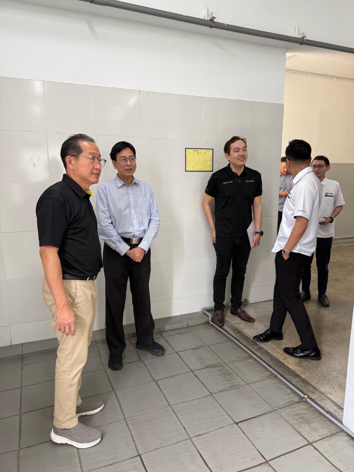 代表团走访教学楼厕所，了解校园照明及通风系统，探讨未来合作改进方案。