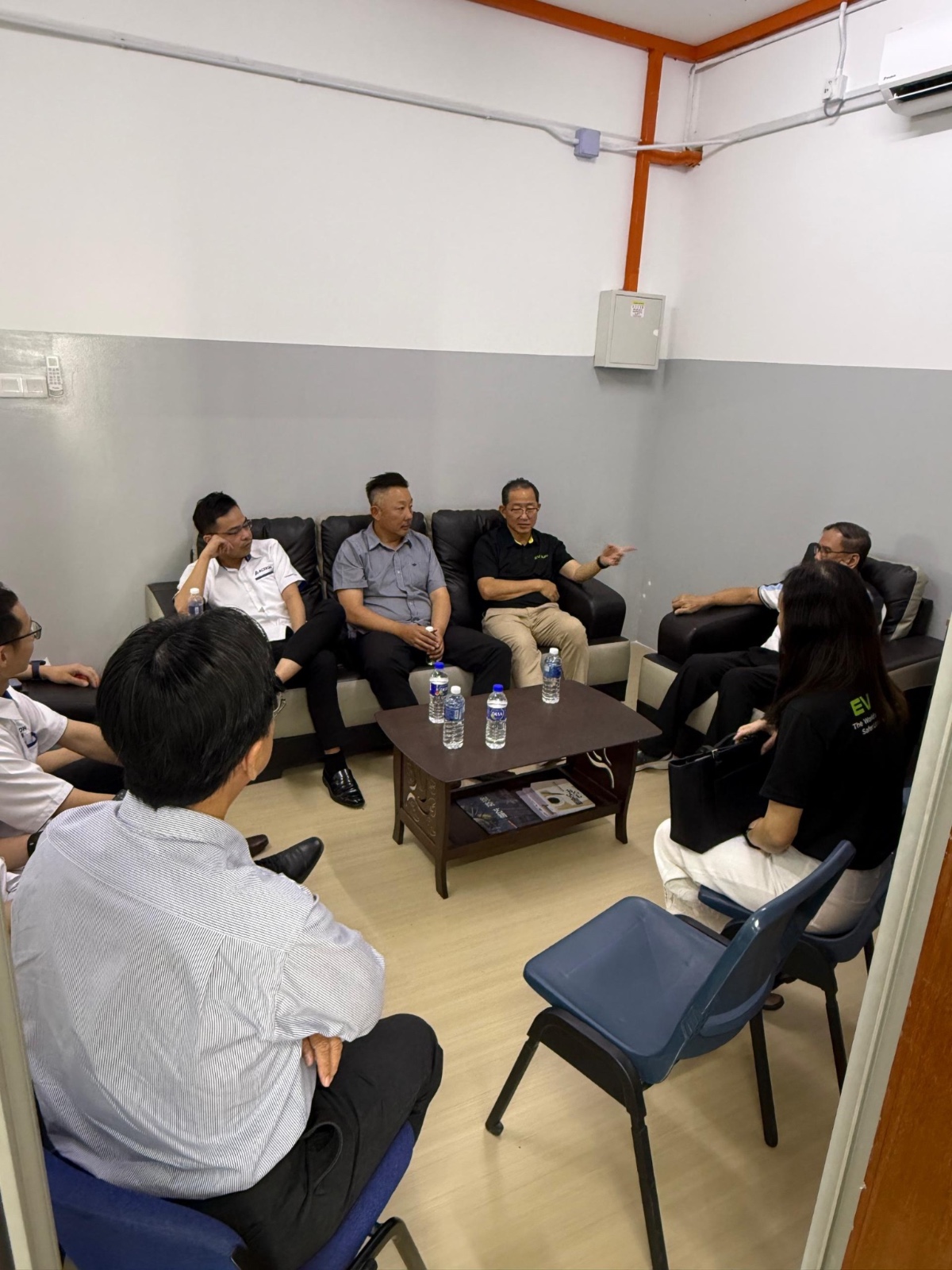 三方代表与董事长及执行长在董事部会客室交流校园节能与环保理念，凝聚推动教育可持续发展的共识。
