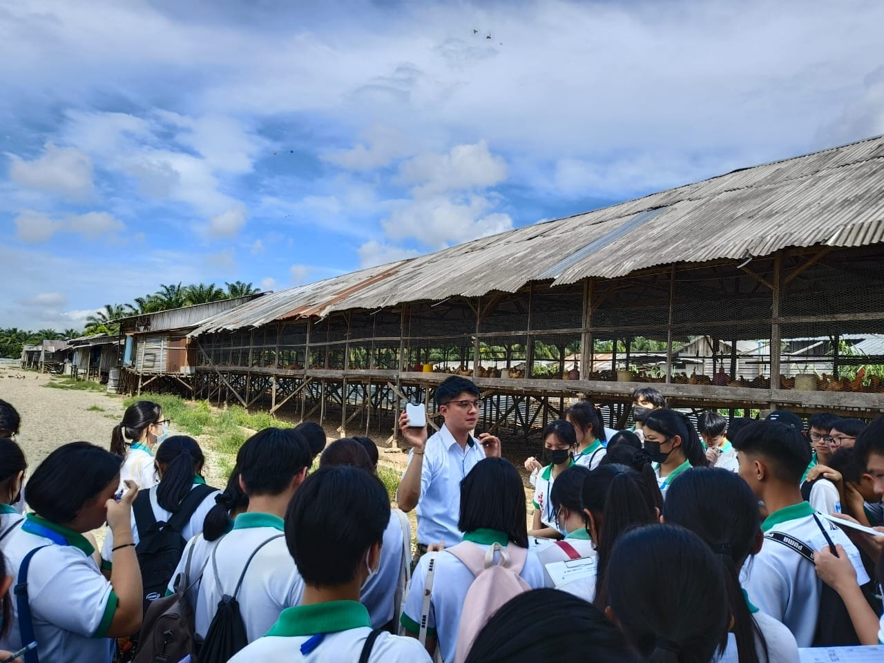 Aqina Farm 销售经理 Mr. Reno Tan向学生们讲解农场运作。