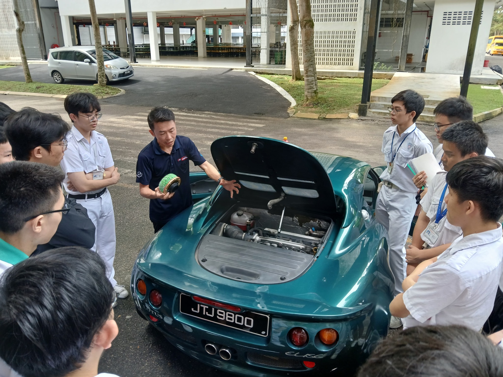汽车维修工作坊