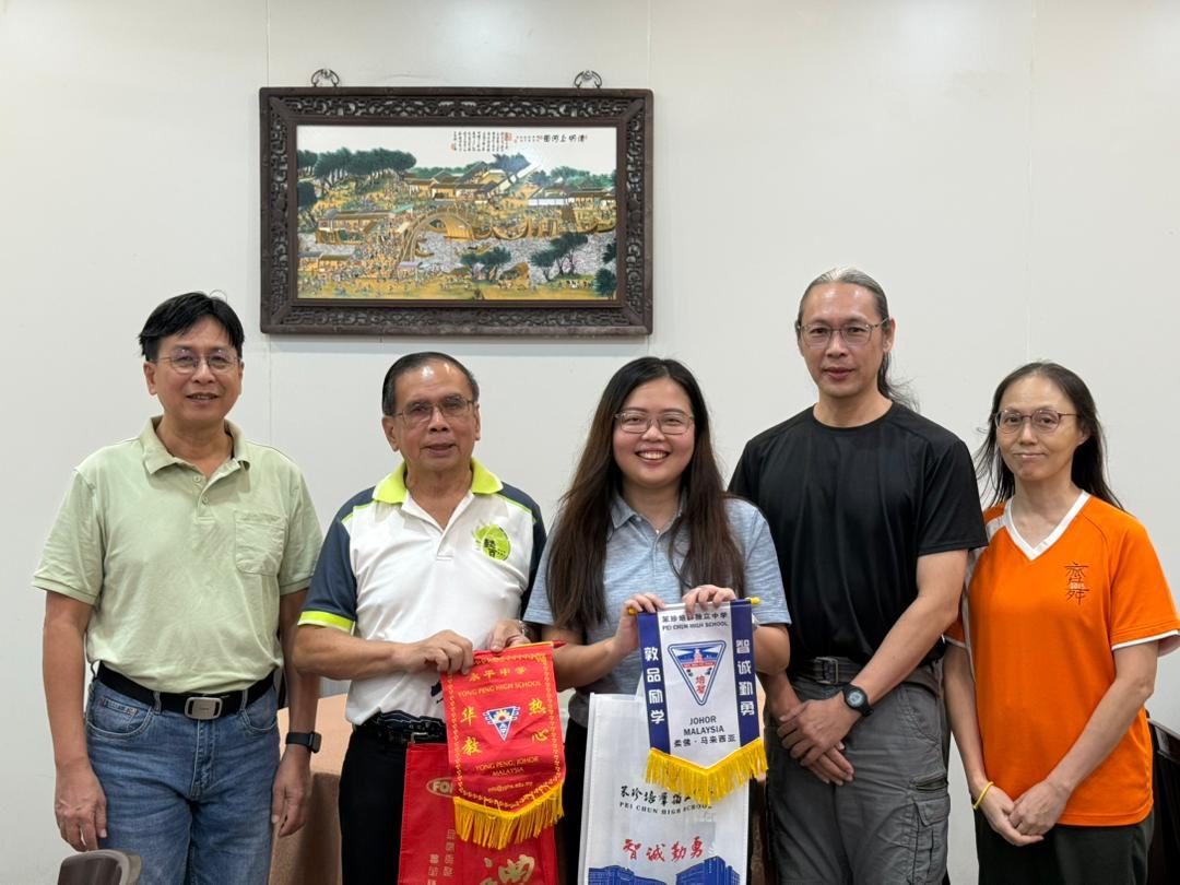 林青赋董事长（左二）代表培群独中，与永平中学交换纪念锦旗，永平中学由联课活动处主任陈欣韵（右三）代表接领 左一：董事会王桢文执行长 右起：王文翠教练、刘杰仁教练