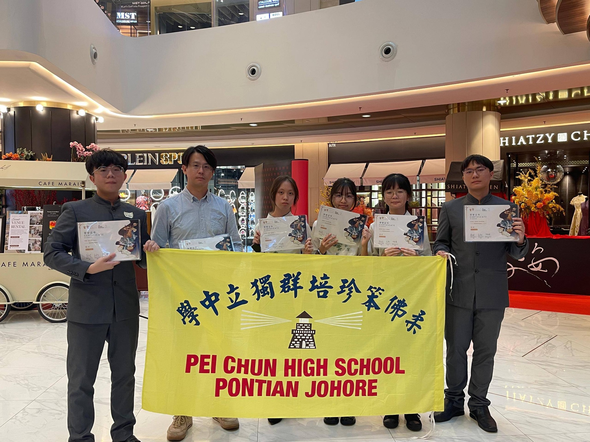 谢焕斌老师与五位参赛学生于赛后合照