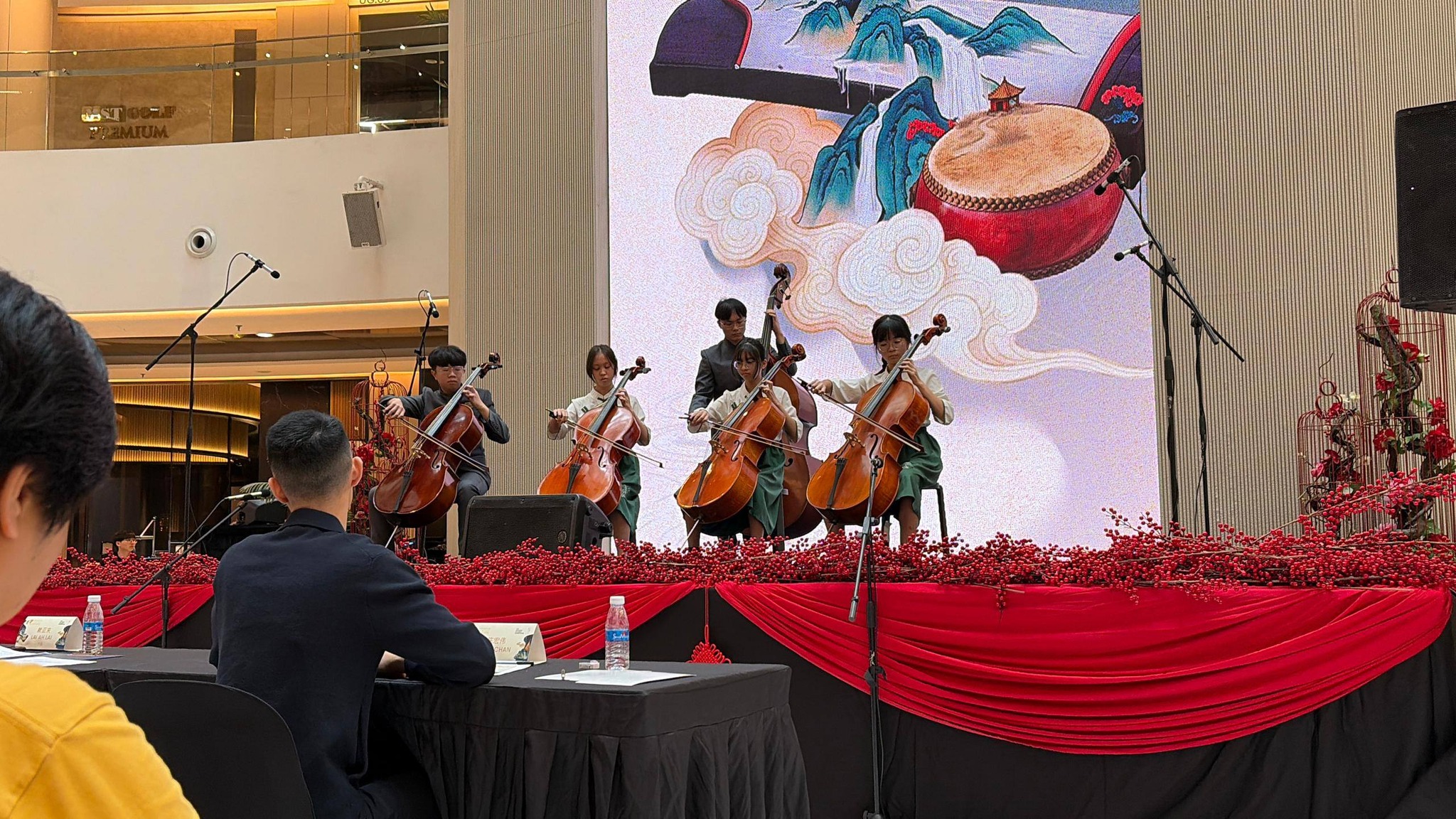 总决赛采现场演奏方式进行,本校华乐团演奏曲目为 《新年快乐》