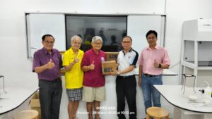 扶轮善意暖校园 笨珍扶轮社前任会长朱祖德伉俪捐赠实验室烧杯