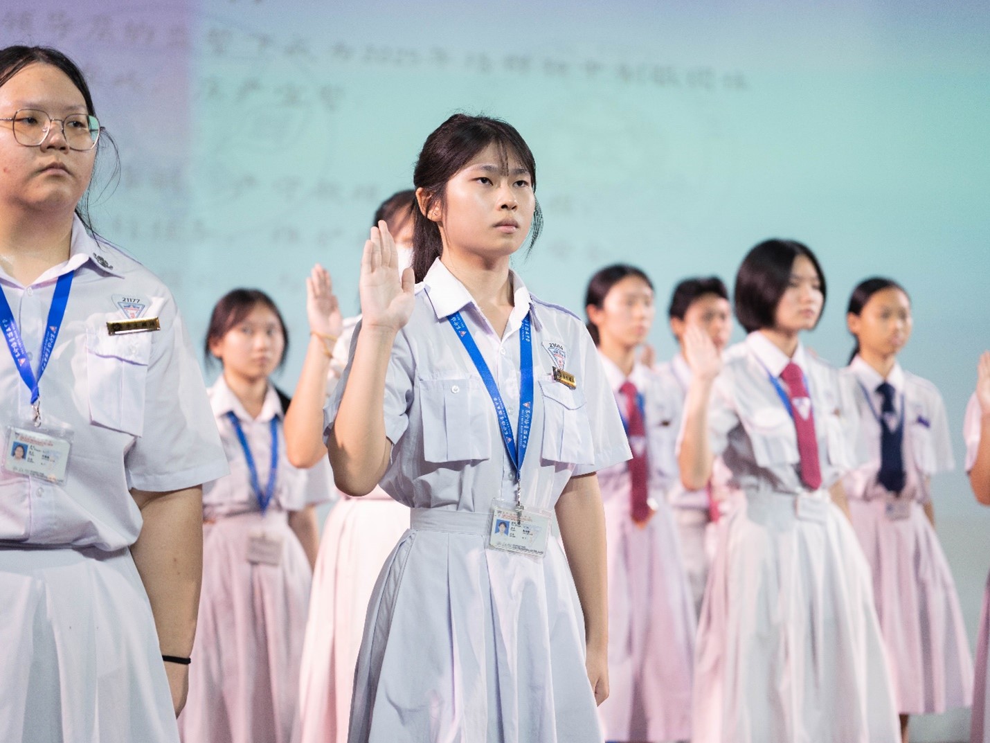 圣约翰救伤队及各制服团体干部在师长见证下，进行宣誓。