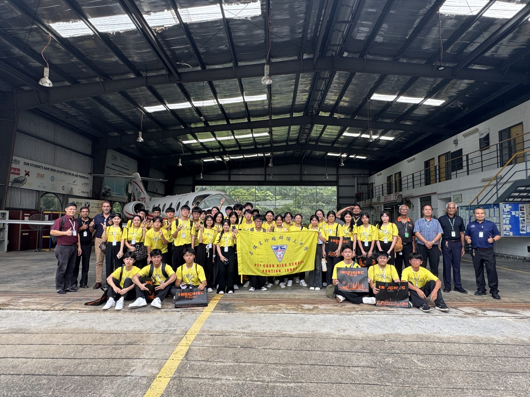 1 师生在Nilai University进行大合照。