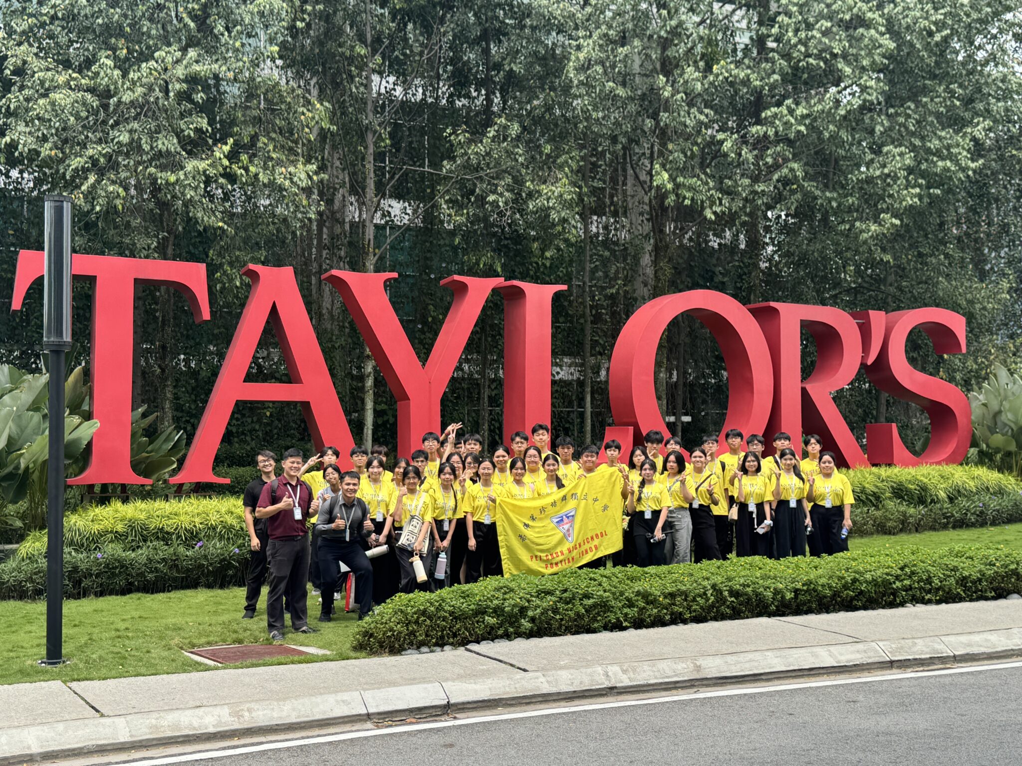 10 师生在Taylor_s University进行大合照。