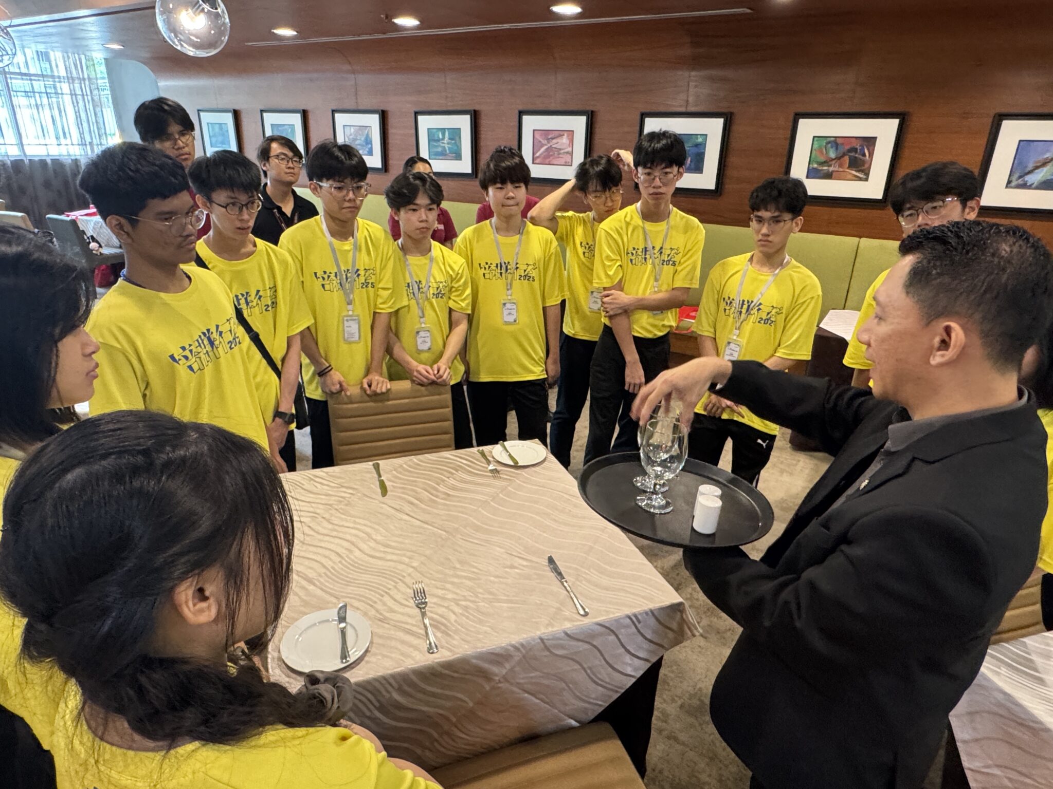 12 学生在 Taylor’s University 参与工作坊。