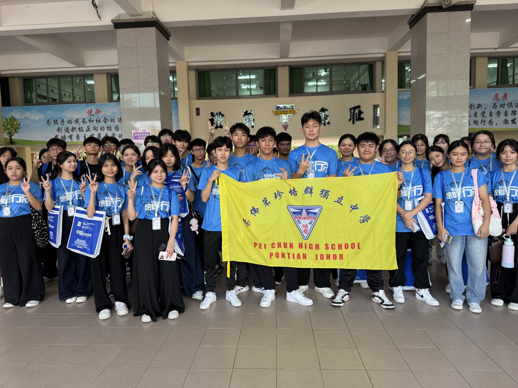 17 学生于第二天前往兴华独中参加中国高等教育展。