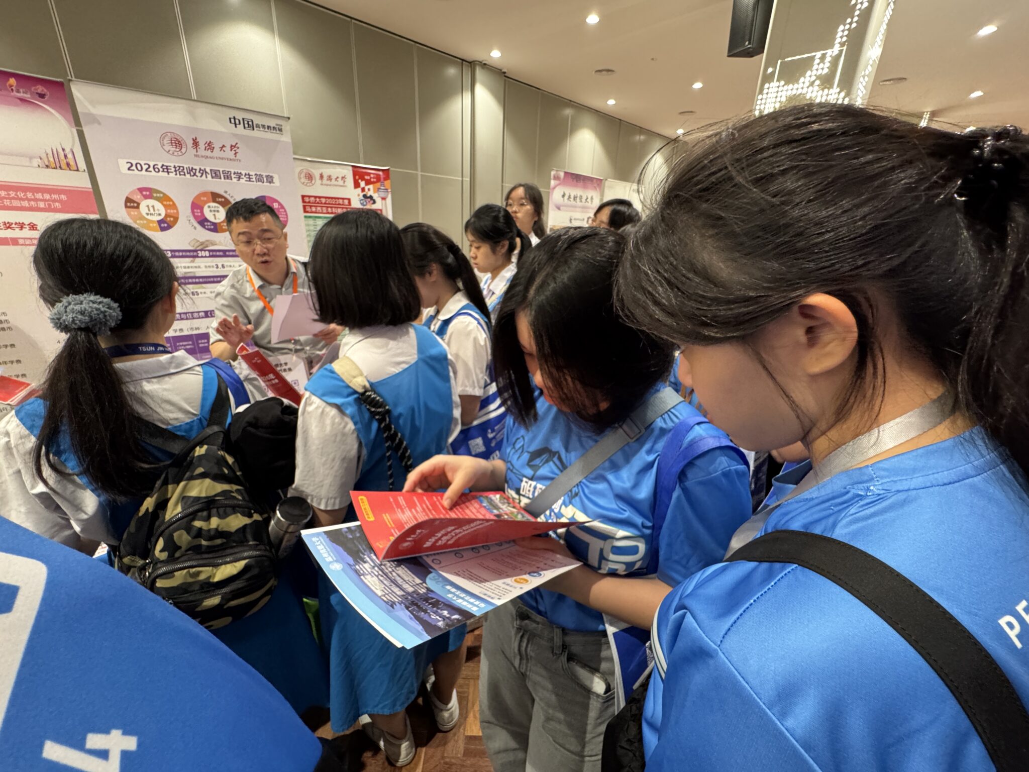 19 学生踊跃参与中国高等教育展，积极了解各大学升学资讯。