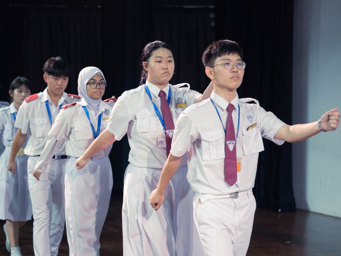 制服团体学生顾问及主席层庄重进场，准备进行服务授权书签署仪式。