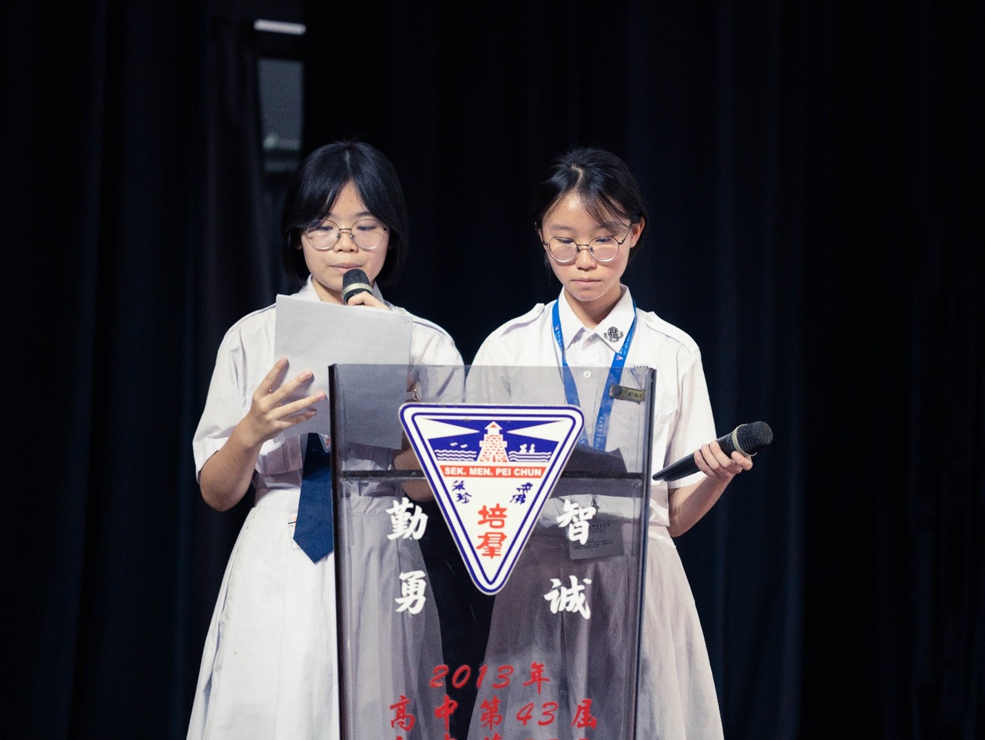 大会司仪由学长团钟思蕊（初二智）及圣约翰救伤队招如恩（初三智）担任（左起）。