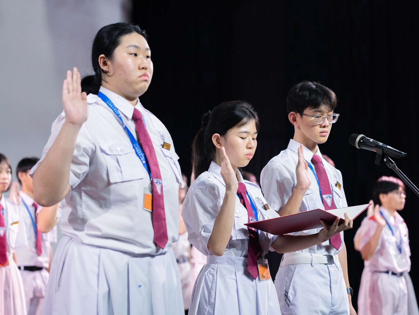 学长团团长部（左起：李恩琪（高二美）、李宜恩（高二文商诚）及黄靖宥（高一文商勤），连同学生警察及圣约翰救伤队主席层带领全体制服团体成员进行宣誓。