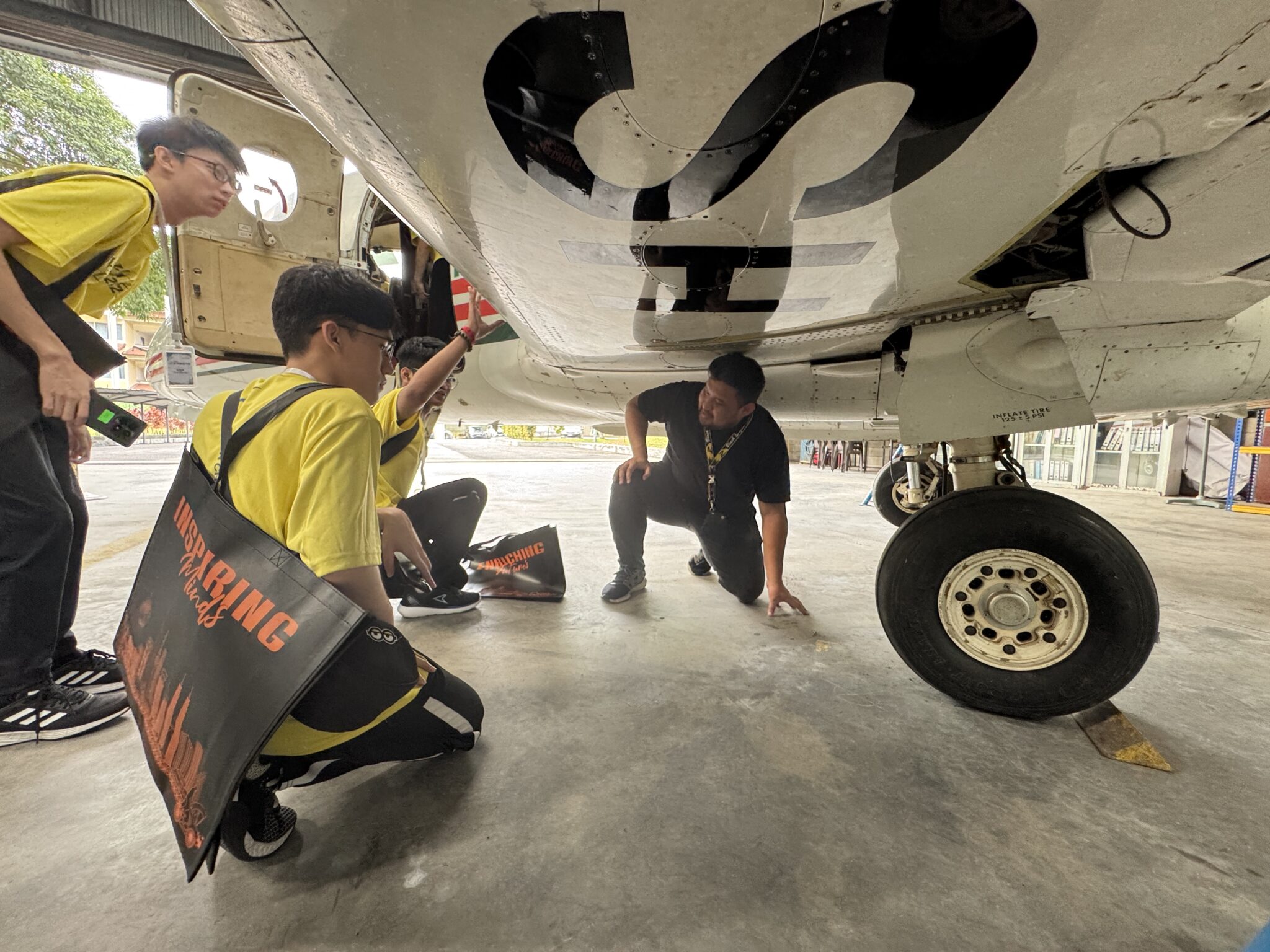 5 学生体验航空工程系工作坊。