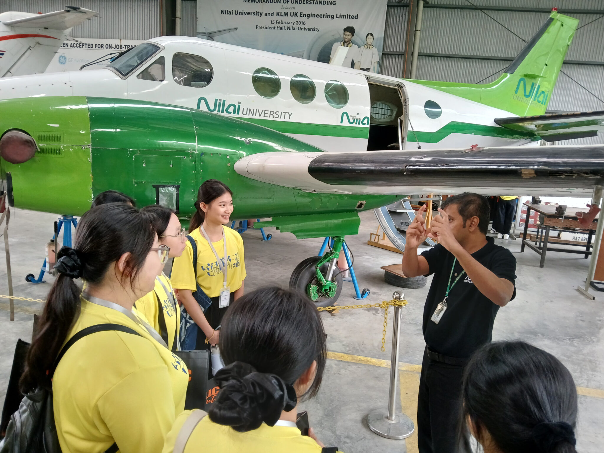 6 学生体验航空工程系工作坊。