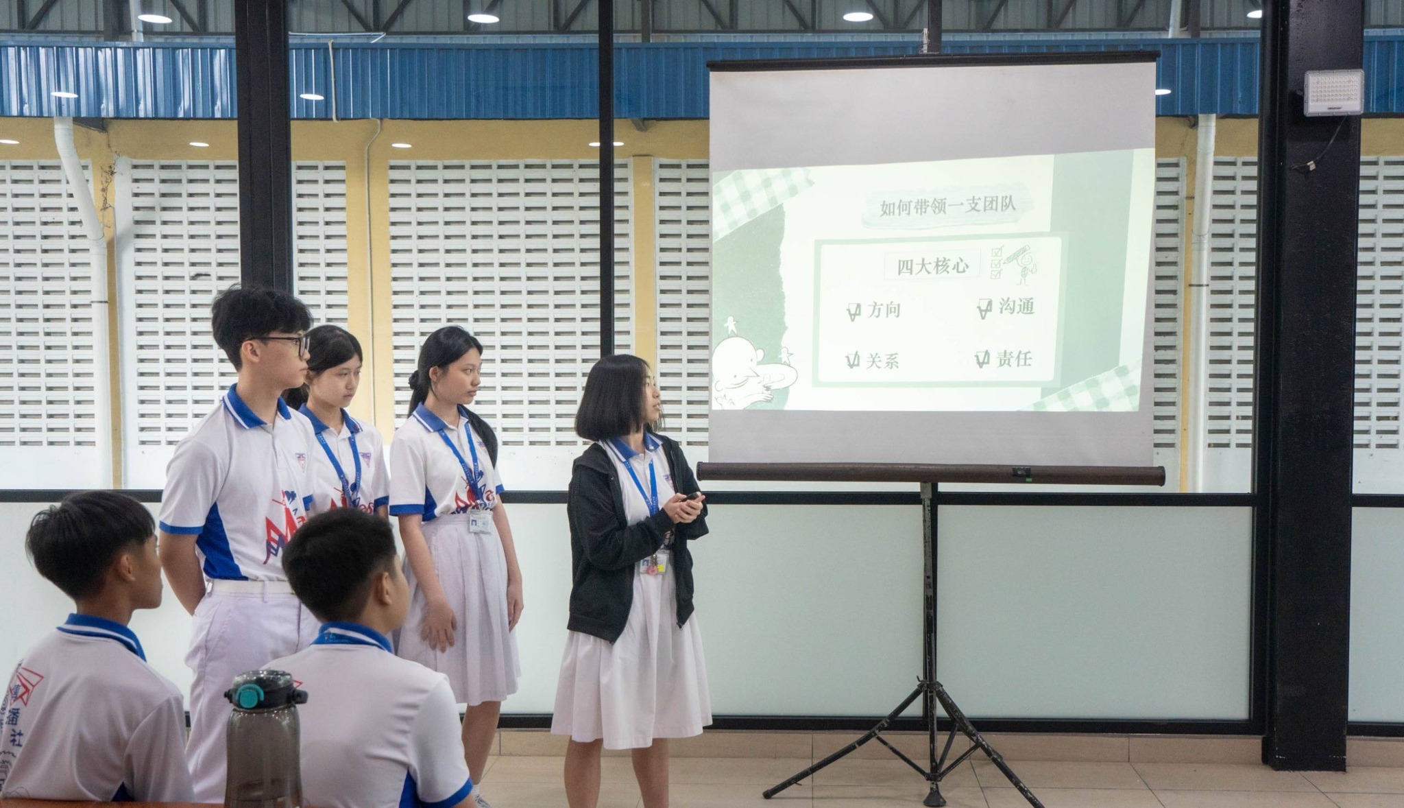 本校传播社学生(甘雁婷、陈冠颖、翁泽雅、欧恩妍)在会上进行分享