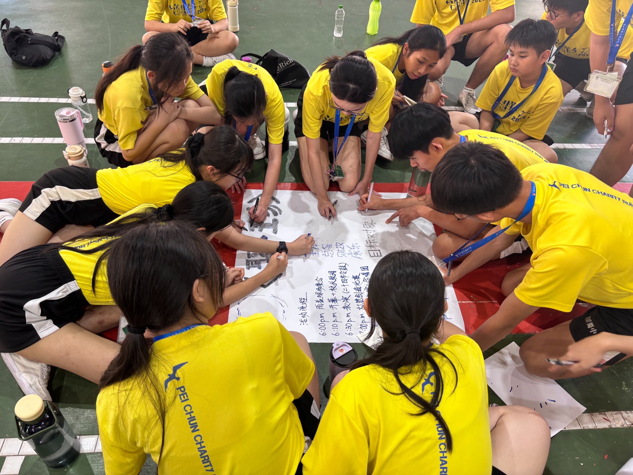 活动构思环节让营员切换至“主办人”视角，分组讨论如何将创意转化为具体方案