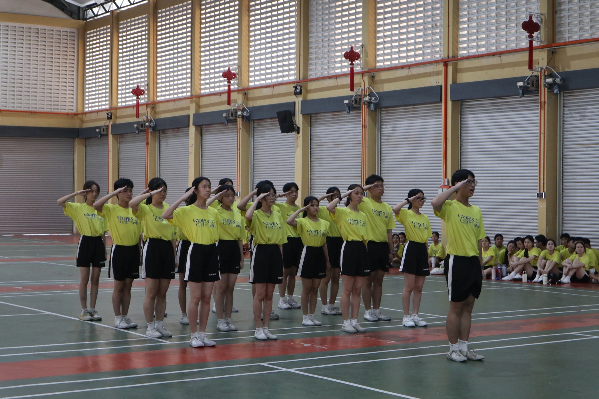 步操作为本校重视的核心项目，旨在让每位同学通过学习，熟悉其动作规范与纪律要求。