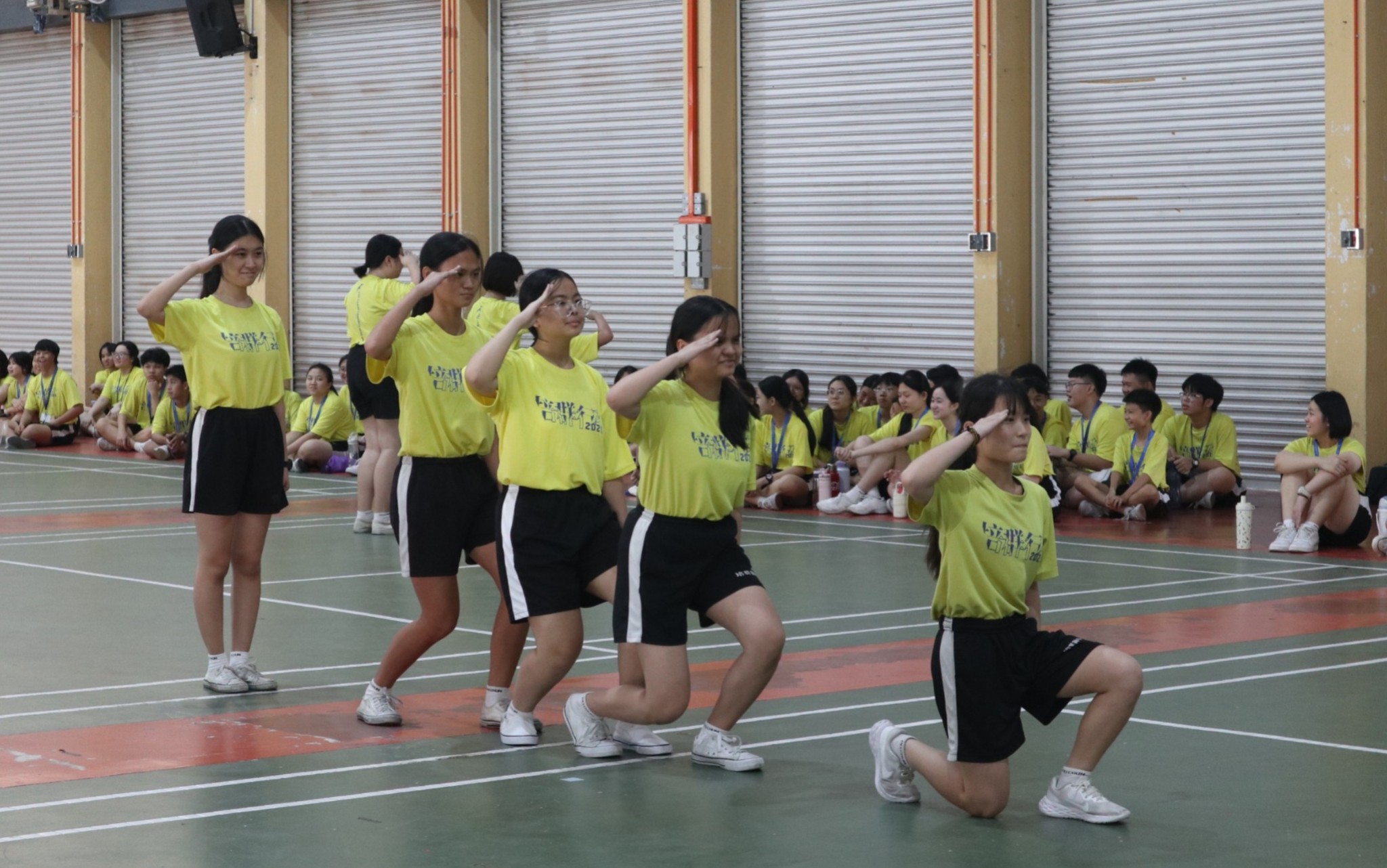 步操作为本校重视的核心项目，旨在让每位同学通过学习，熟悉其动作规范与纪律要求。