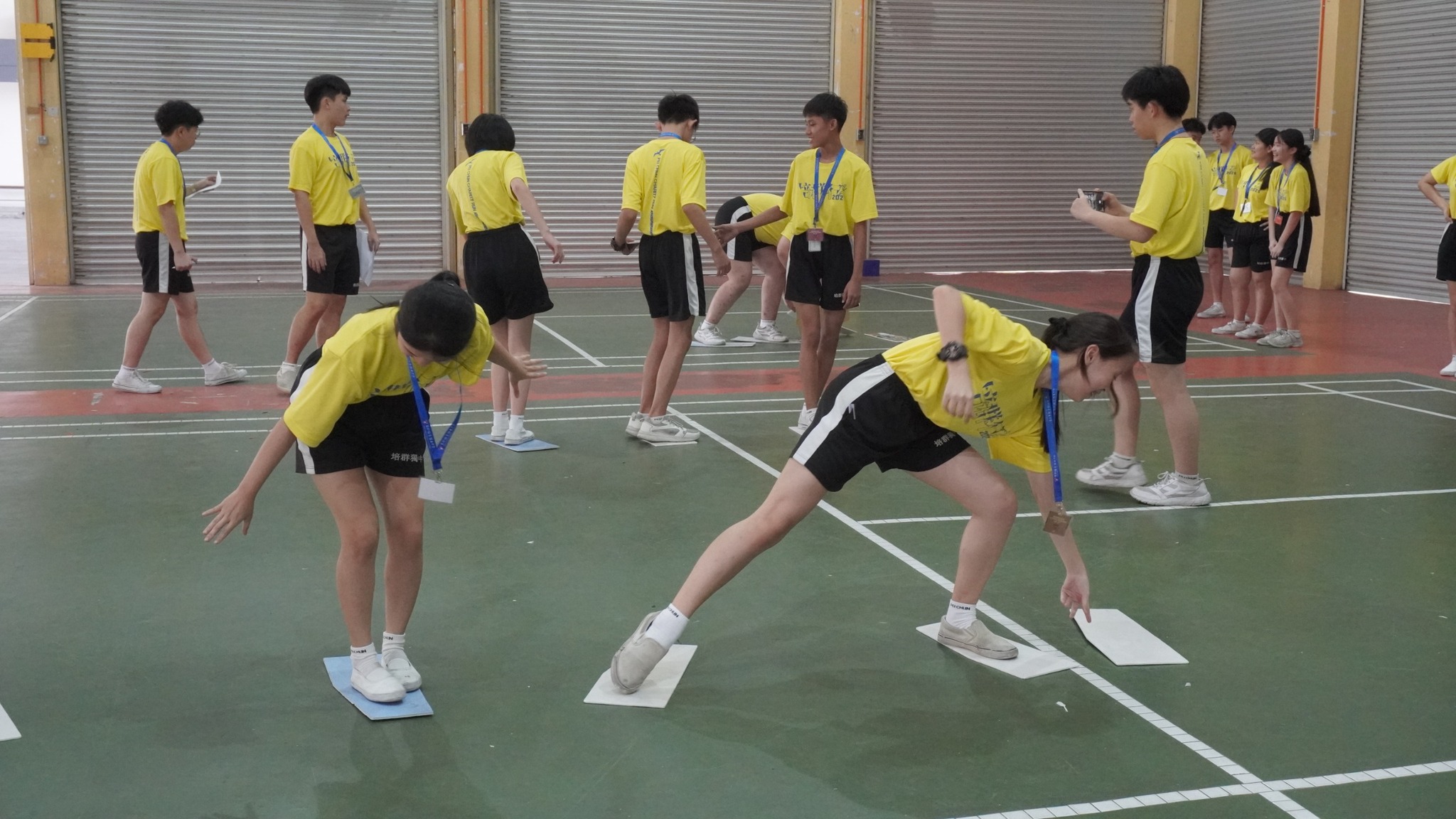 团体协作活动让营员们深刻领悟到：聚沙成塔，团结才是力量。