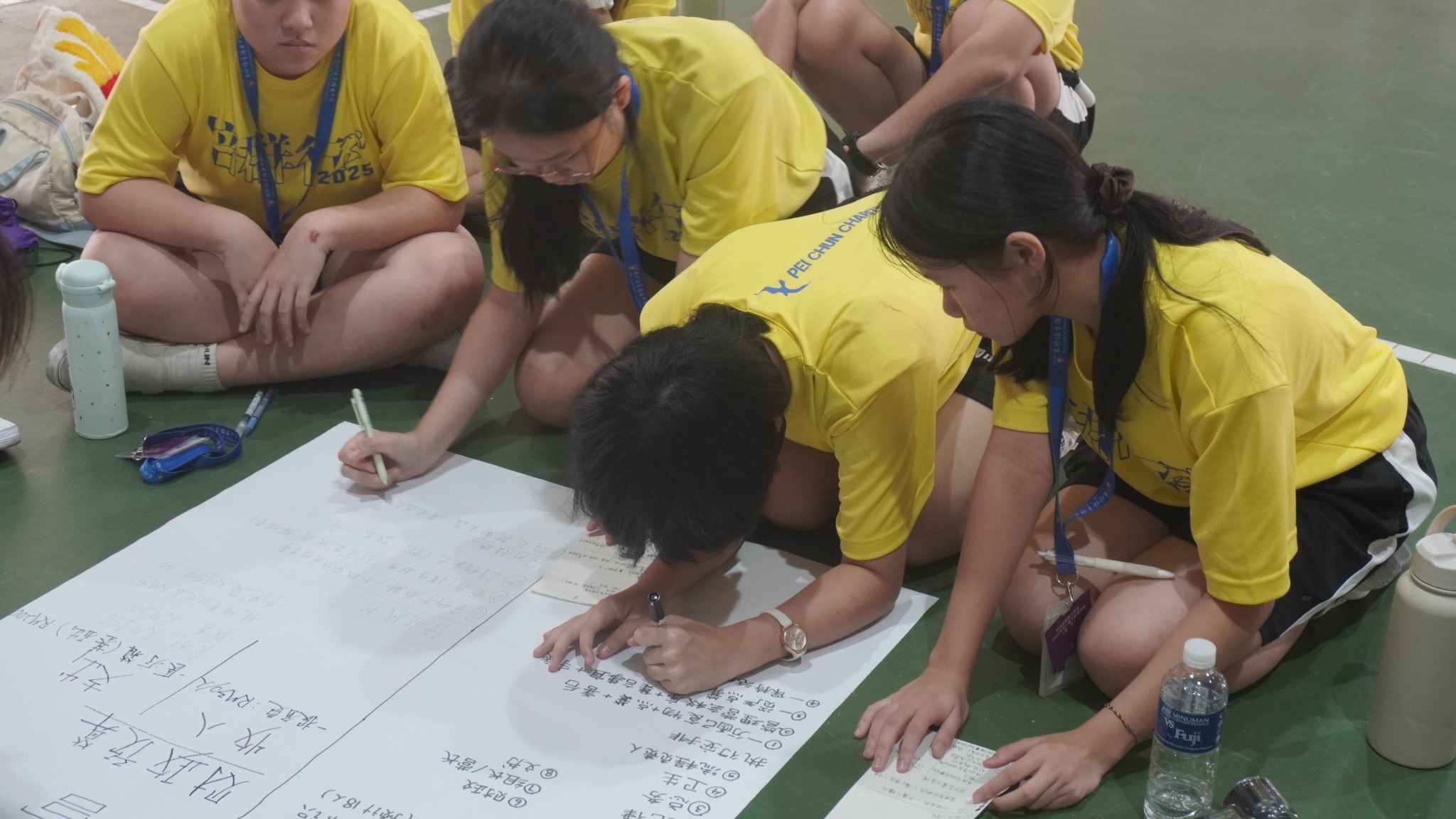 活动构思环节让营员切换至“主办人”视角，分组讨论如何将创意转化为具体方案