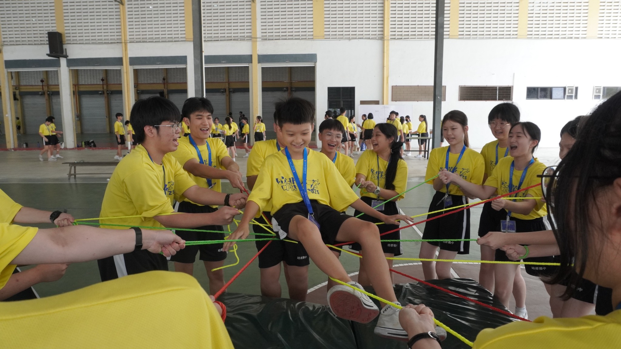 团体协作活动让营员们深刻领悟到：聚沙成塔，团结才是力量