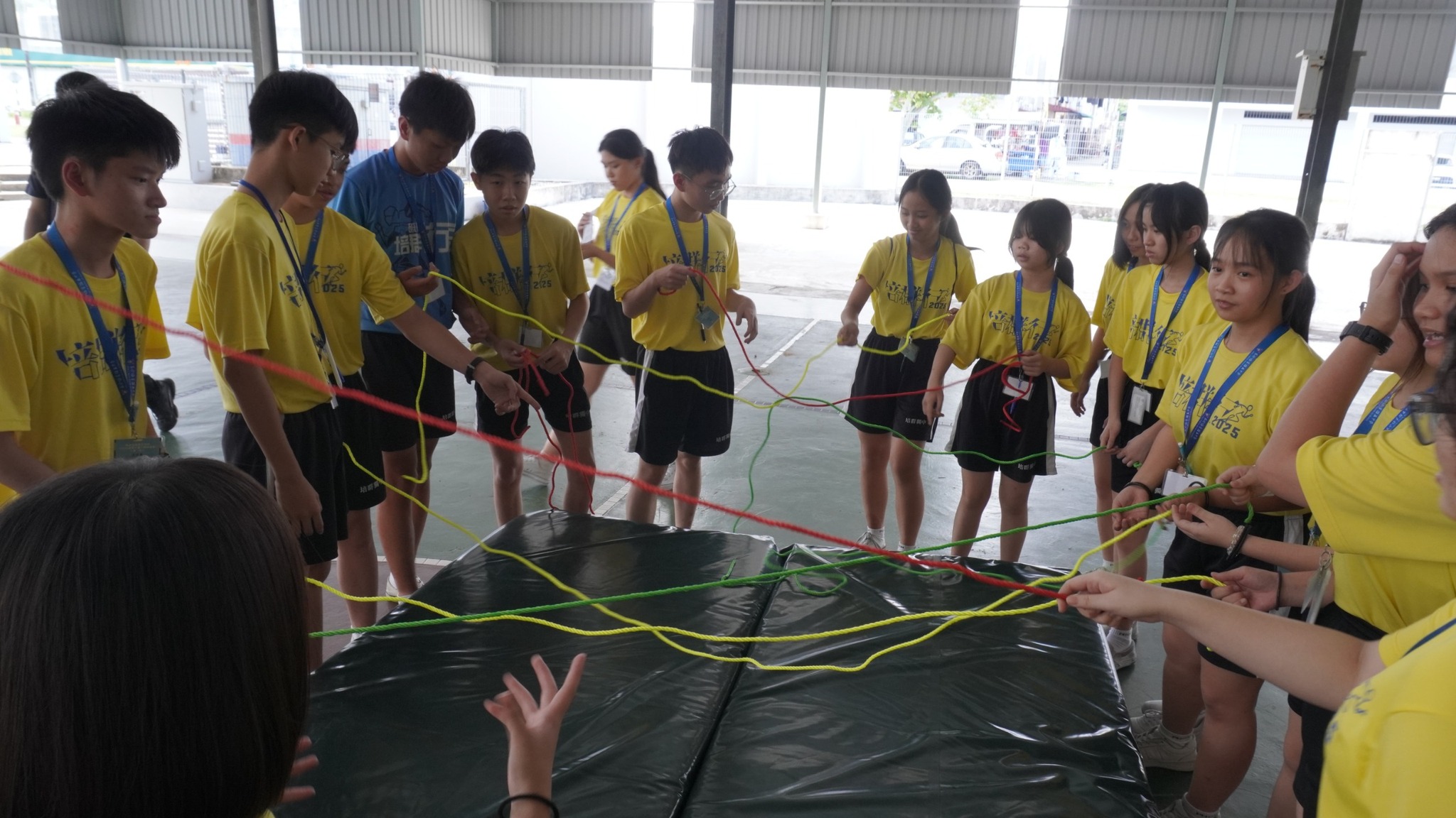 团体协作活动让营员们深刻领悟到：聚沙成塔，团结才是力量。