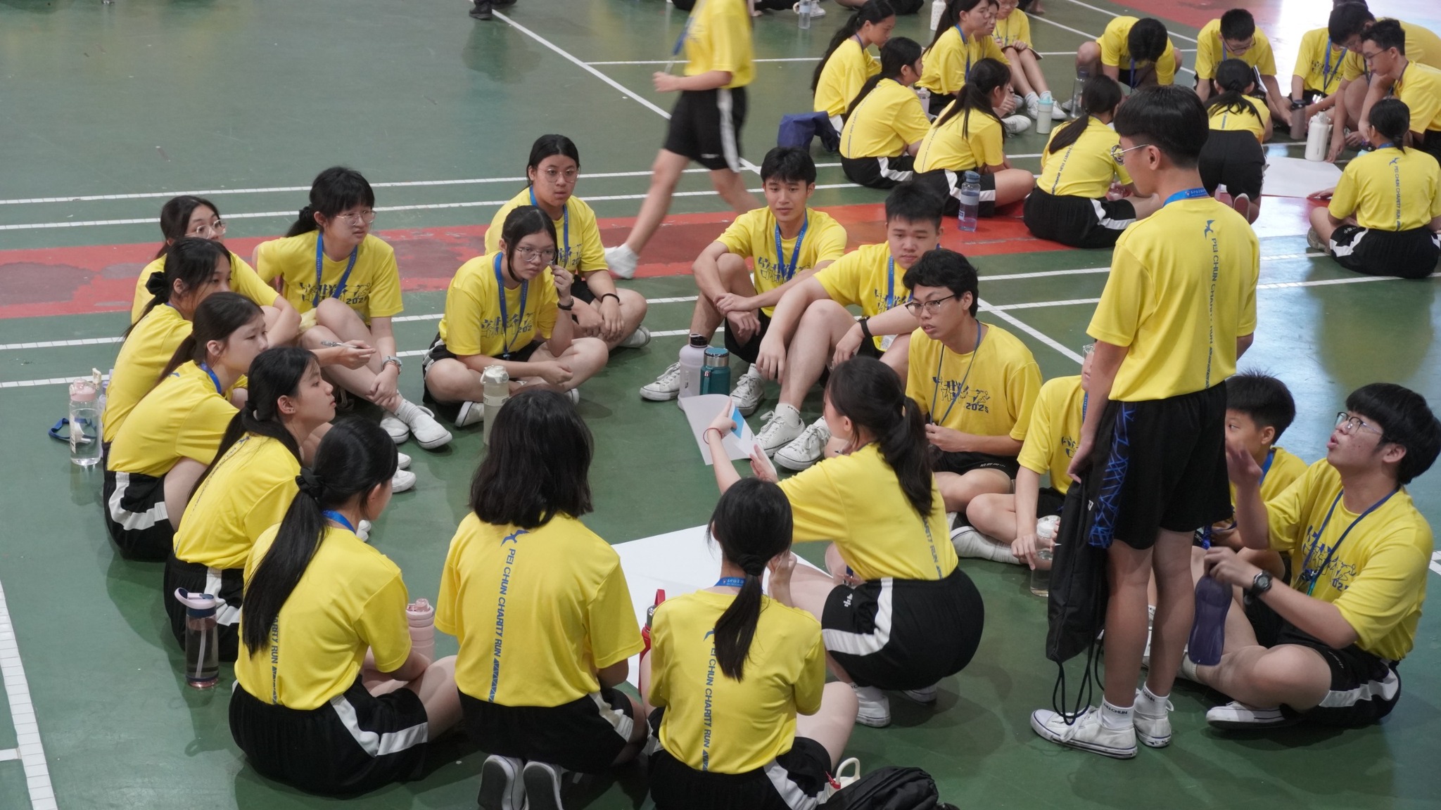 活动构思环节让营员切换至“主办人”视角，分组讨论如何将创意转化为具体方案