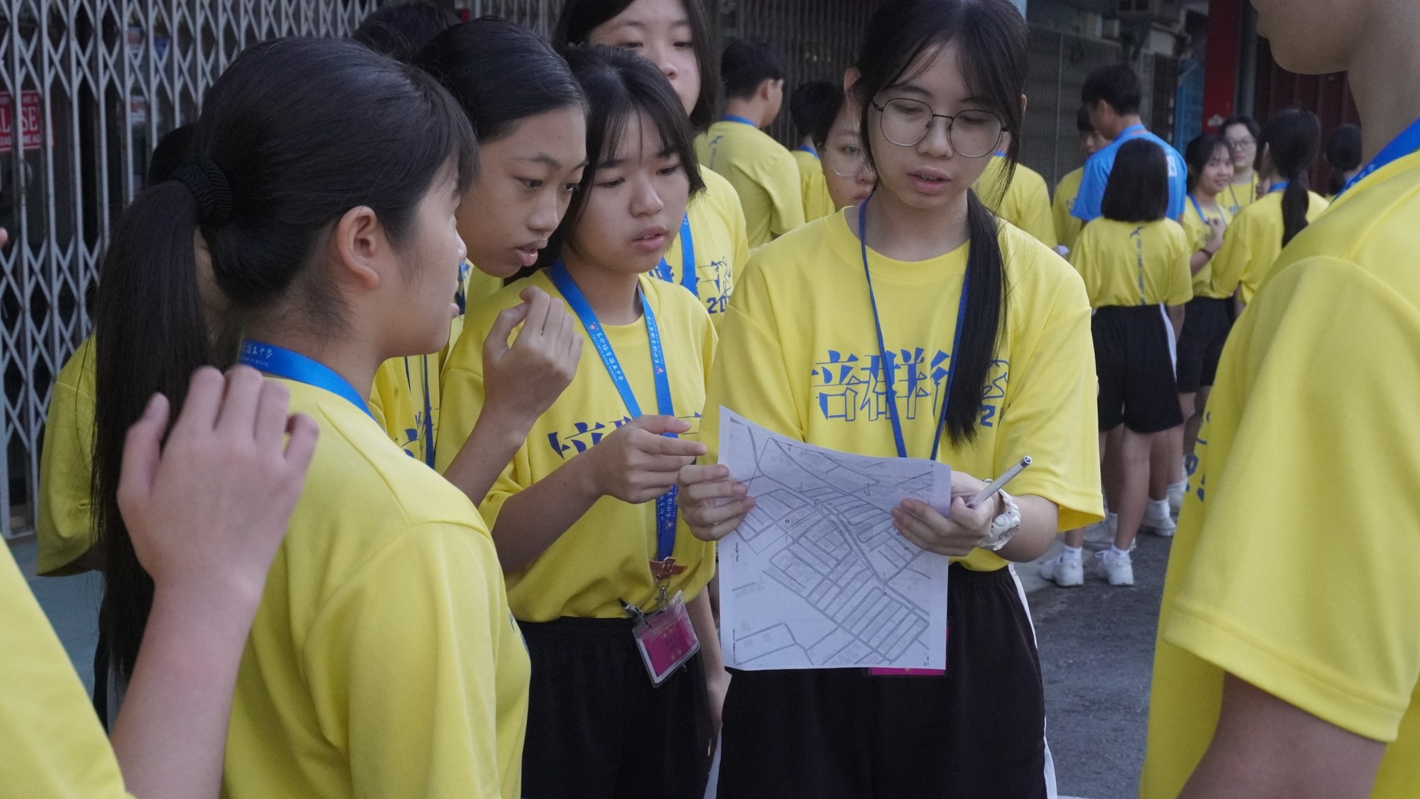 走出校外的实地挑战，考验了同学们在压力与时限下，如何通过沟通达成目标