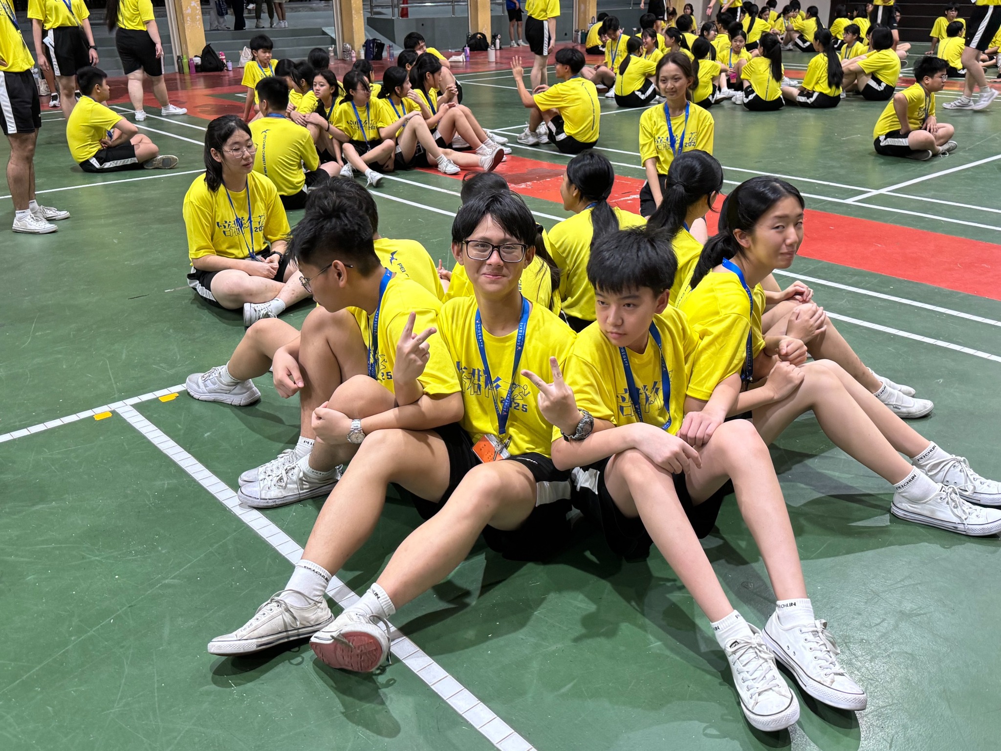 团体协作活动让营员们深刻领悟到：聚沙成塔，团结才是力量。