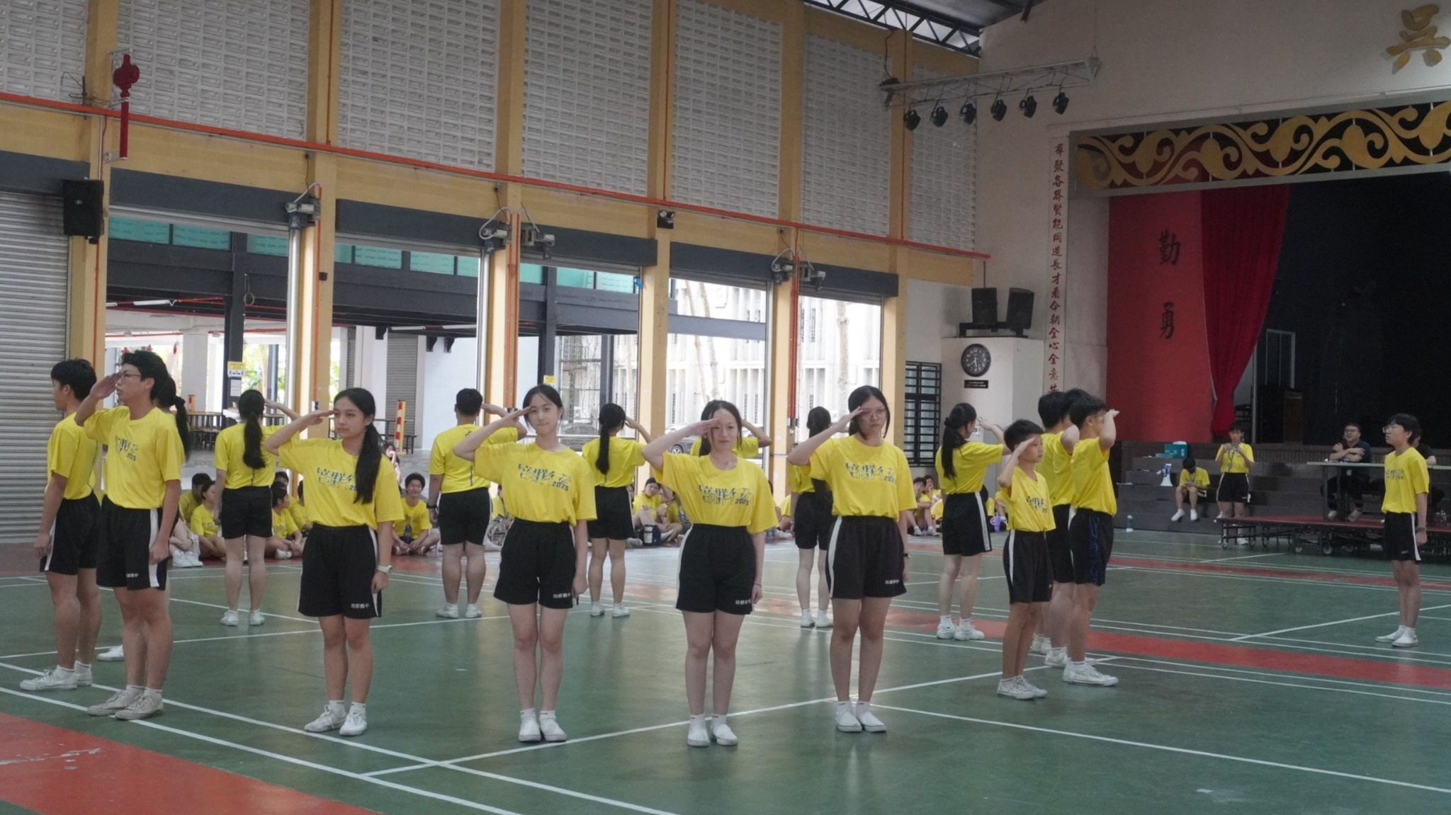 步操作为本校重视的核心项目，旨在让每位同学通过学习，熟悉其动作规范与纪律要求。