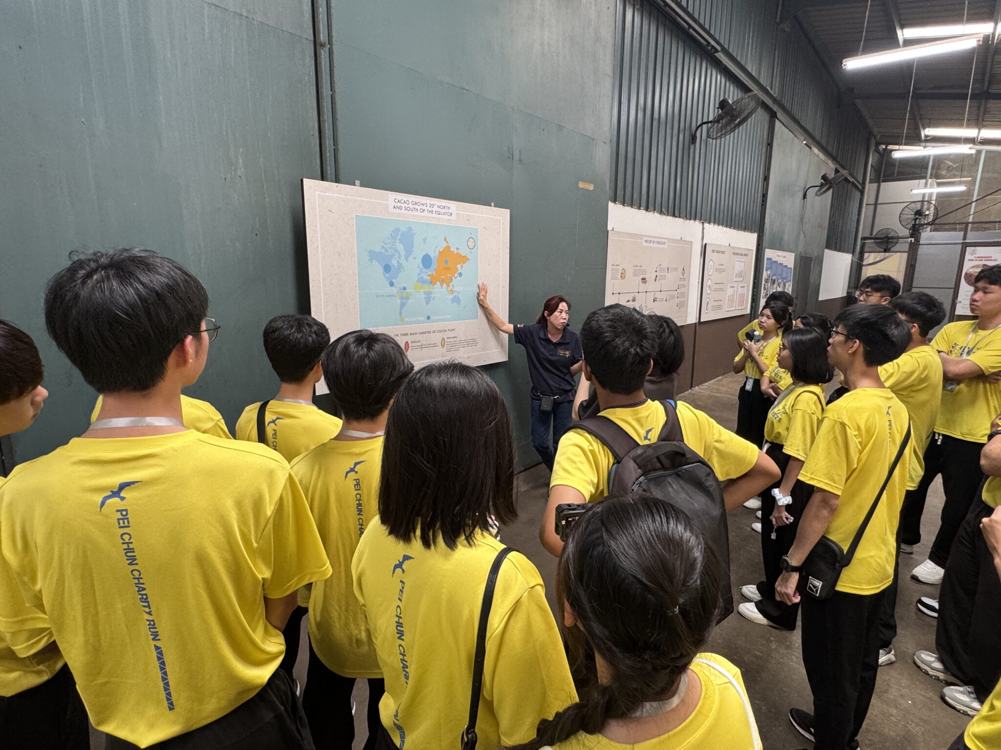 7 学生到访 Benns Chocolate KL 工厂进行参观。